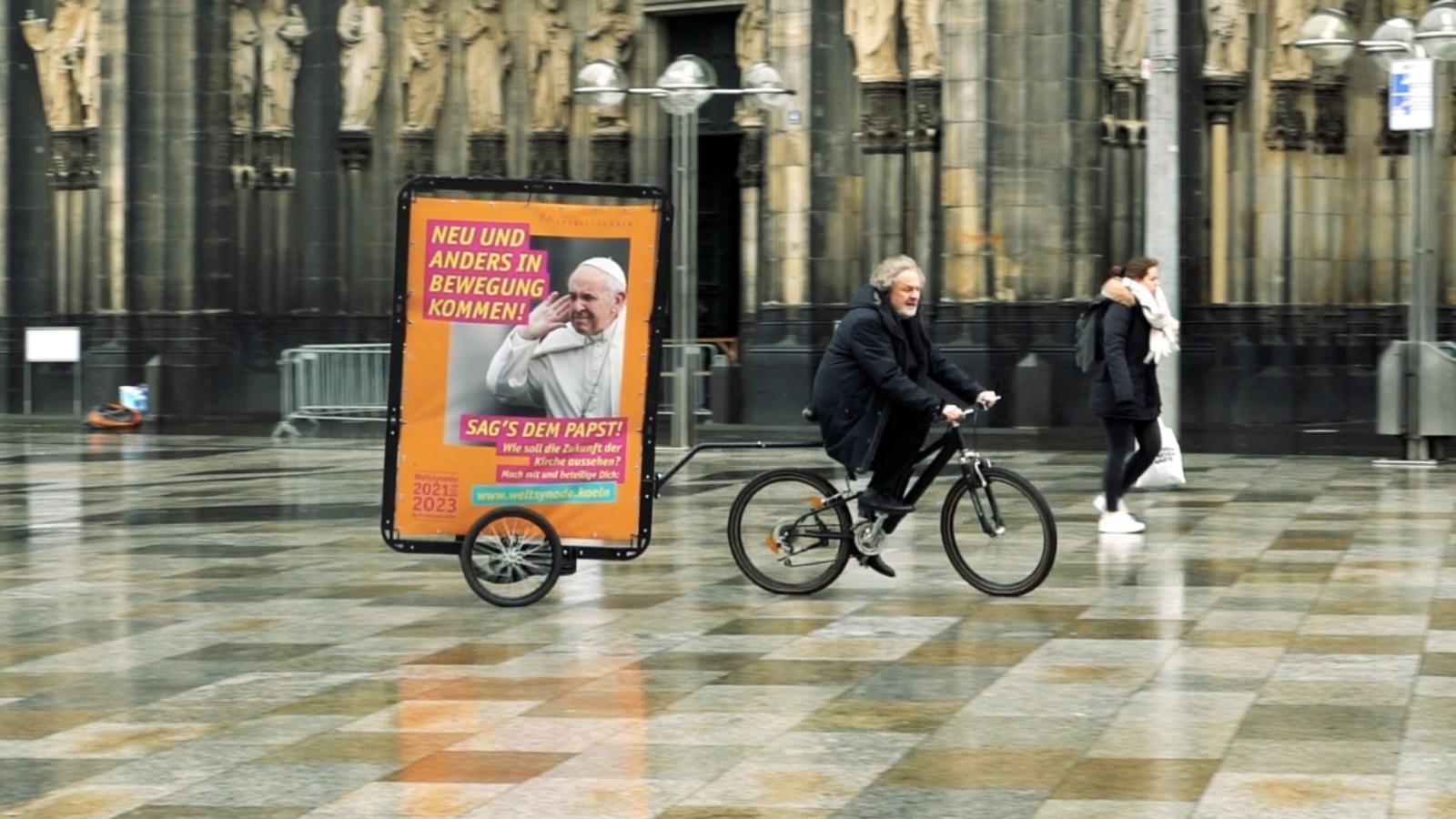 Der Apostolische Administrator des Erzbistums Köln, Weihbischof Rolf Steinhäuser, mit dem Fahrrad auf dem Weg zum Domforum zur Eröffnung der digitalen Beteiligungsplattform zur diözesanen Phase der Weltsynode 2021-2013 im Erzbistum Köln.