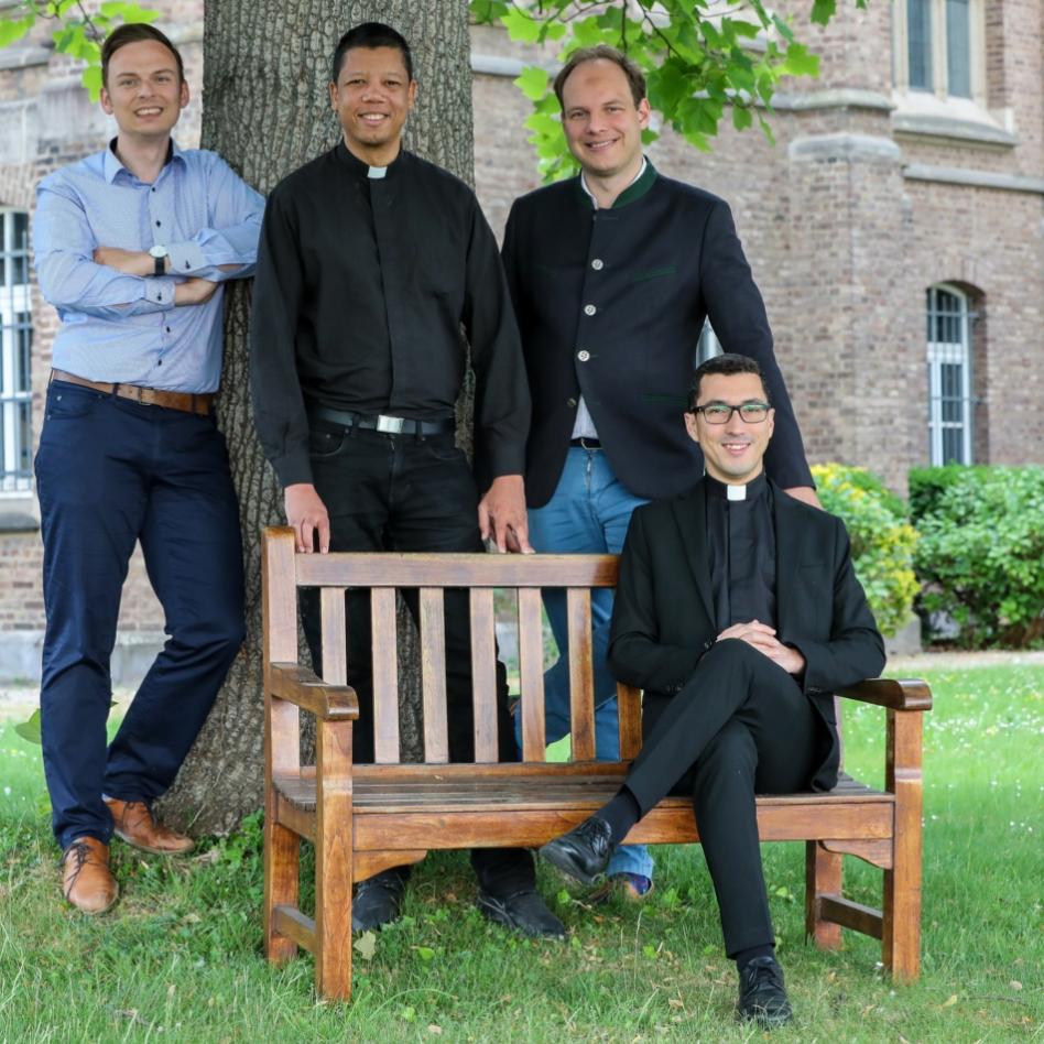 Werden am 12. Juni zu Diakonen geweiht: Christoph Schmitz, Luis Alberto Aquino Mercedes, Sebastian Appolt und Daniel Florentino Barbosa (von links nach rechts)