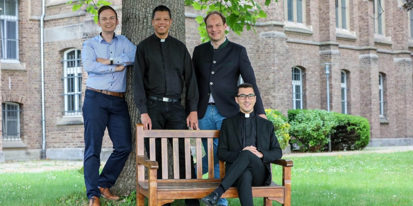 Werden am 12. Juni zu Diakonen geweiht: Christoph Schmitz, Luis Alberto Aquino Mercedes, Sebastian Appolt und Daniel Florentino Barbosa (von links nach rechts)