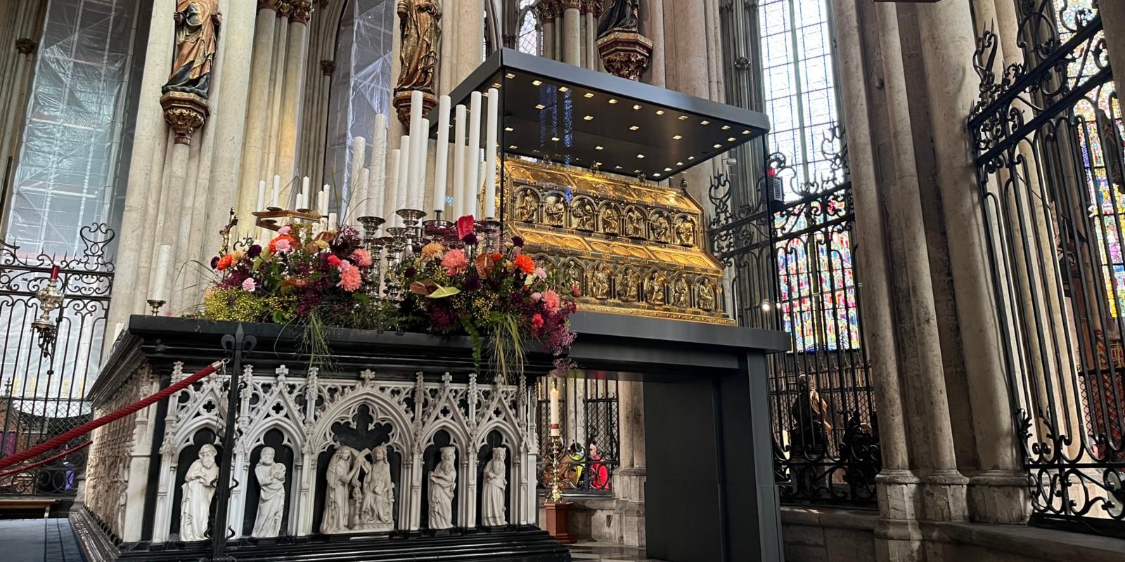 Hochaltar und Dreikönigsschrein im Kölner Dom Zur Dreikönigswallfahrt 2022 ist der Hochaltar vor dem Dreikönigsschrein festlich mit Blumen und Kerzen geschmückt.