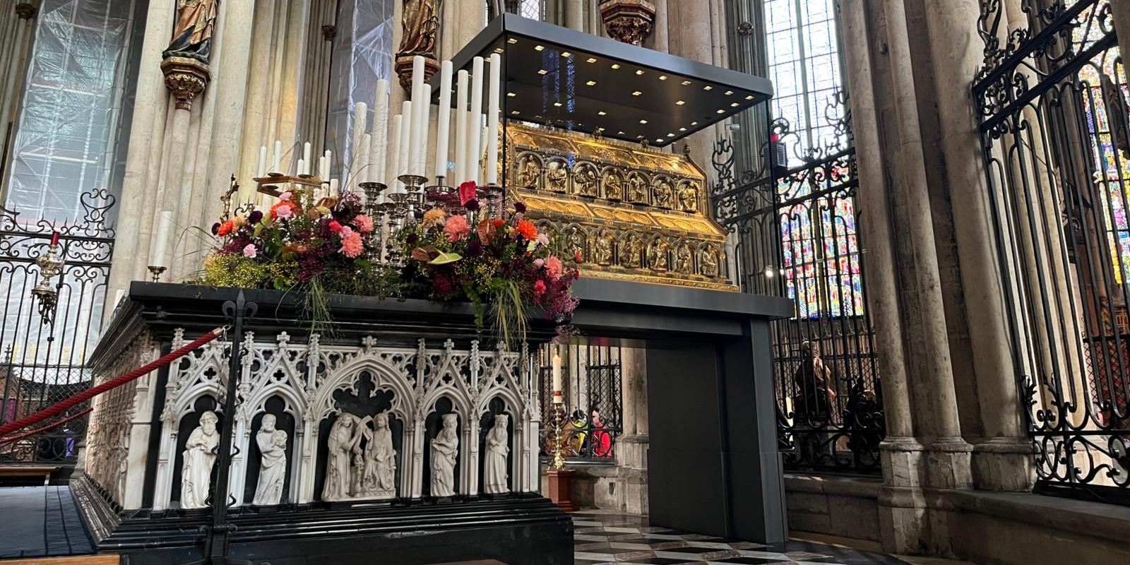 Zur Dreikönigswallfahrt 2022 ist der Hochaltar vor dem Dreikönigsschrein festlich mit Blumen und Kerzen geschmückt.