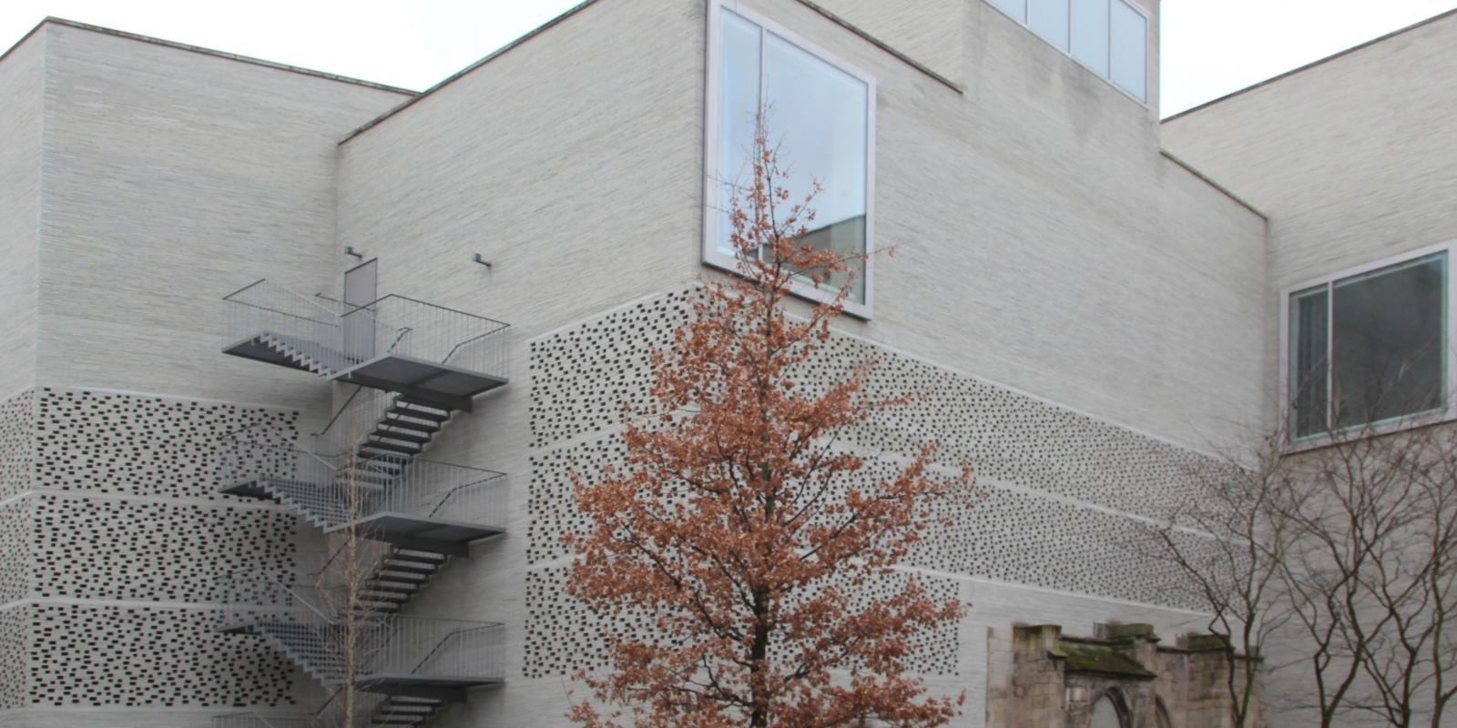 KOLUMBA ist das Kunstmuseum des Erzbistums Köln, das 1853 als Diözesanmuseum Köln gegründet wurde. Zweitausend Jahre abendländischer Kultur sind in einem Haus zu erleben. In der Kunst mit Werken der Spätantike bis zur Gegenwart. In der Architektur im Zusammenwirken der Kriegsruine der spätgotischen Kirche St. Kolumba, der Kapelle Madonna in den Trümmern (1950), der einzigartigen archäologischen Ausgrabung (1973-1976) und dem Neubau nach dem Entwurf des Schweizers Peter Zumthor. Kolumba wird kuratiert von Stefan Kraus, Ulrike Surmann, Marc Steinmann und Barbara von Flüe. Ex-Bild-DB-ID: 11847