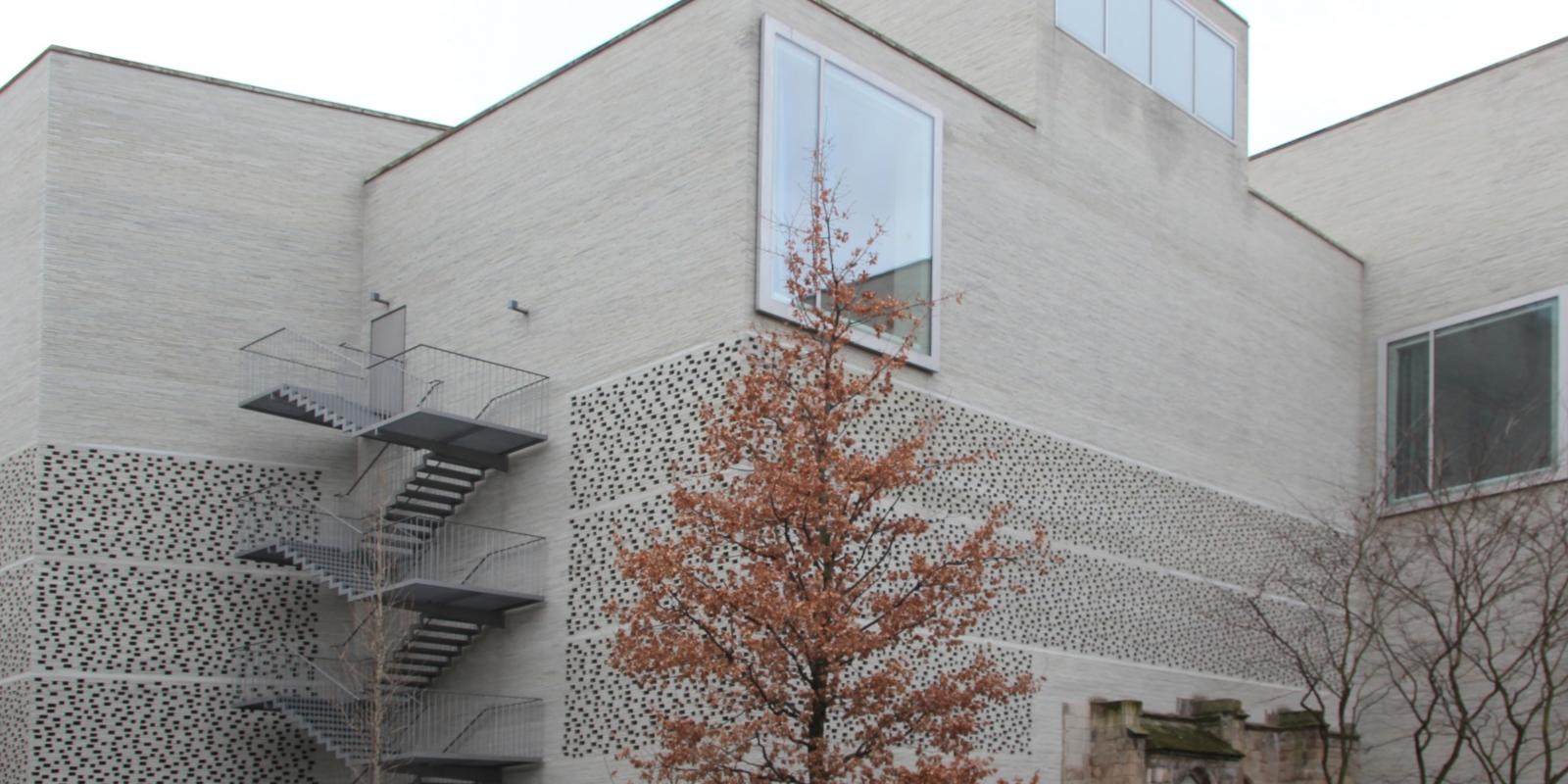 KOLUMBA - Kunstmuseum des Erzbistums Köln KOLUMBA ist das Kunstmuseum des Erzbistums Köln, das 1853 als Diözesanmuseum Köln gegründet wurde. Zweitausend Jahre abendländischer Kultur sind in einem Haus zu erleben. In der Kunst mit Werken der Spätantike bis zur Gegenwart. In der Architektur im Zusammenwirken der Kriegsruine der spätgotischen Kirche St. Kolumba, der Kapelle Madonna in den Trümmern (1950), der einzigartigen archäologischen Ausgrabung (1973-1976) und dem Neubau nach dem Entwurf des Schweizers Peter Zumthor. Kolumba wird kuratiert von Stefan Kraus, Ulrike Surmann, Marc Steinmann und Barbara von Flüe. Ex-Bild-DB-ID: 11847