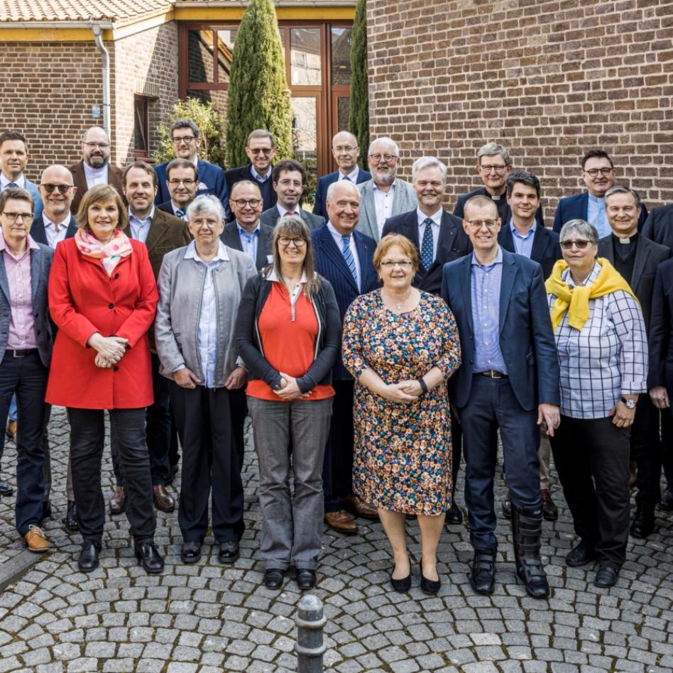 Mitglieder des neu gewählten Kirchensteuer- und Wirtschaftrates (KiWi) am Rande der konstituierenden Sitzung im Maternushaus Köln am 26.03.2022