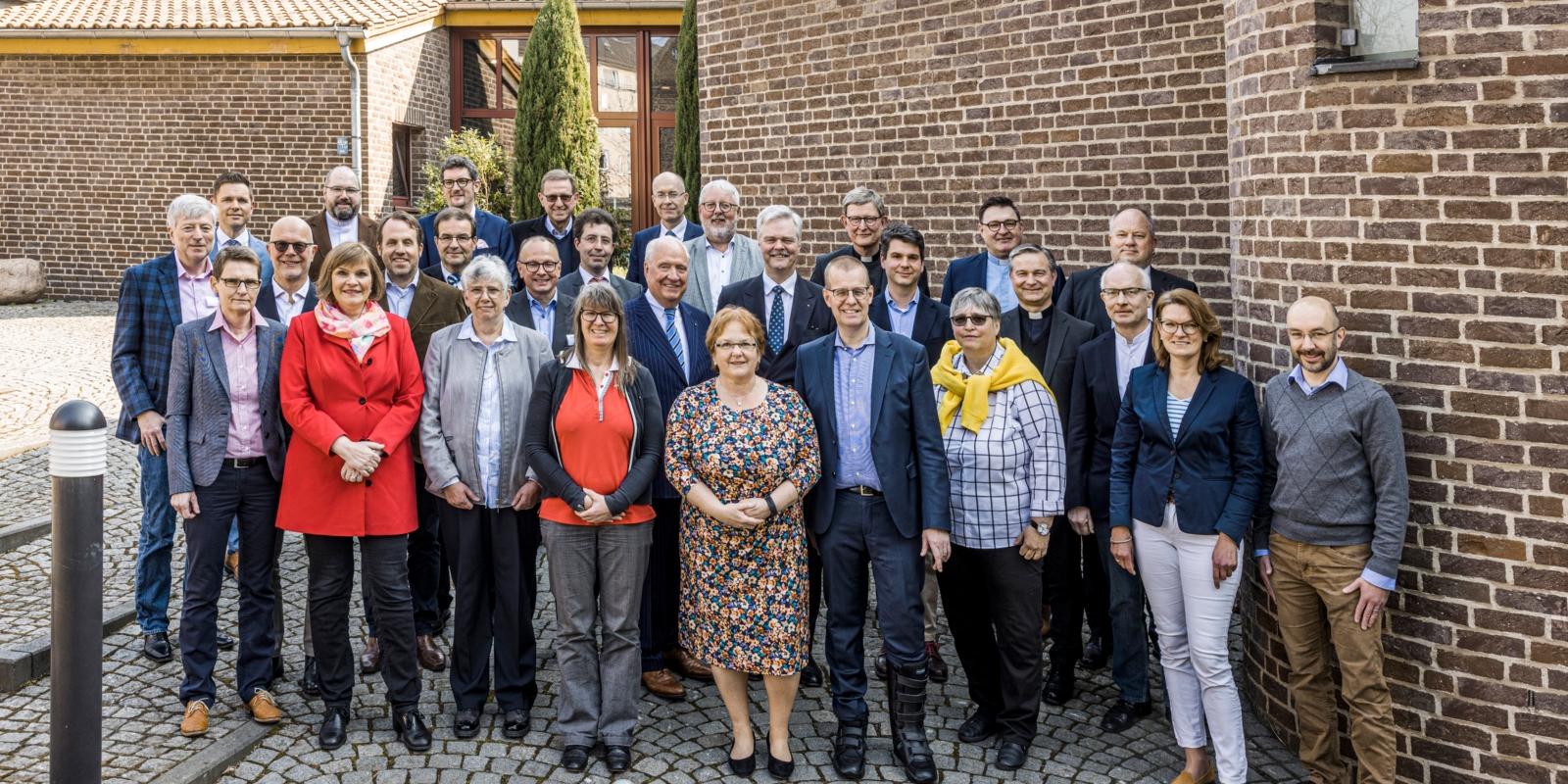 Mitglieder des neu gewählten Kirchensteuer- und Wirtschaftrates (KiWi) am Rande der konstituierenden Sitzung im Maternushaus Köln am 26.03.2022