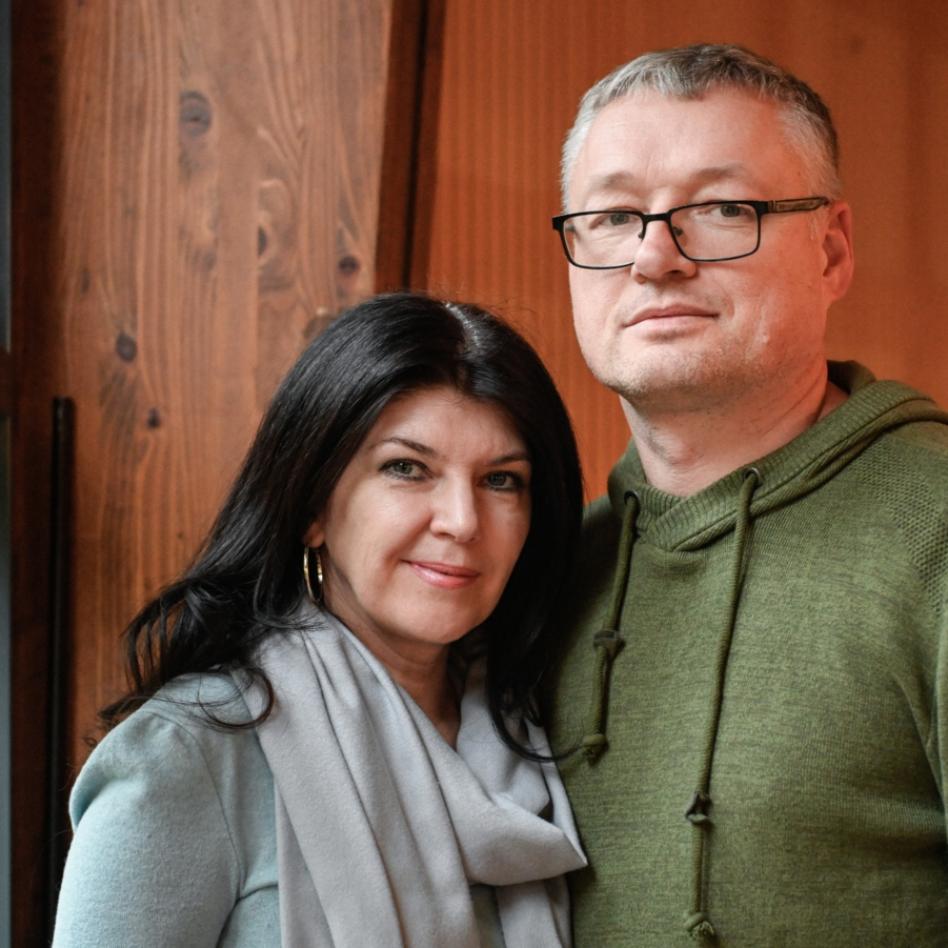 Natalia, Ehefrau, und Igor Guseev, Hausmeister am Gymnasium Aloisiuskolleg in Bonn, am 6. Dezember 2022.