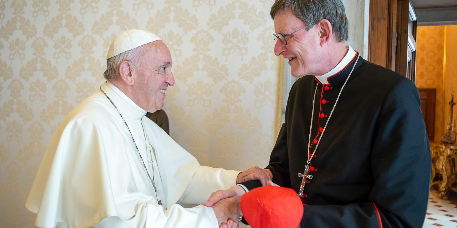 Archivbild: Papst Franziskus und Kardinal Woelki bei einer Privataudienz im Jahr 2018. Papst Franziskus empfängt Rainer Maria Woelki, Erzbischof von Köln, in einer Privataudienz am 18. Mai 2018 im Vatikan.
Copyright 2018, KNA (www.kna.de). Alle Rechte vorbehalten.
KNA-Archivnummer 180518-93-000043