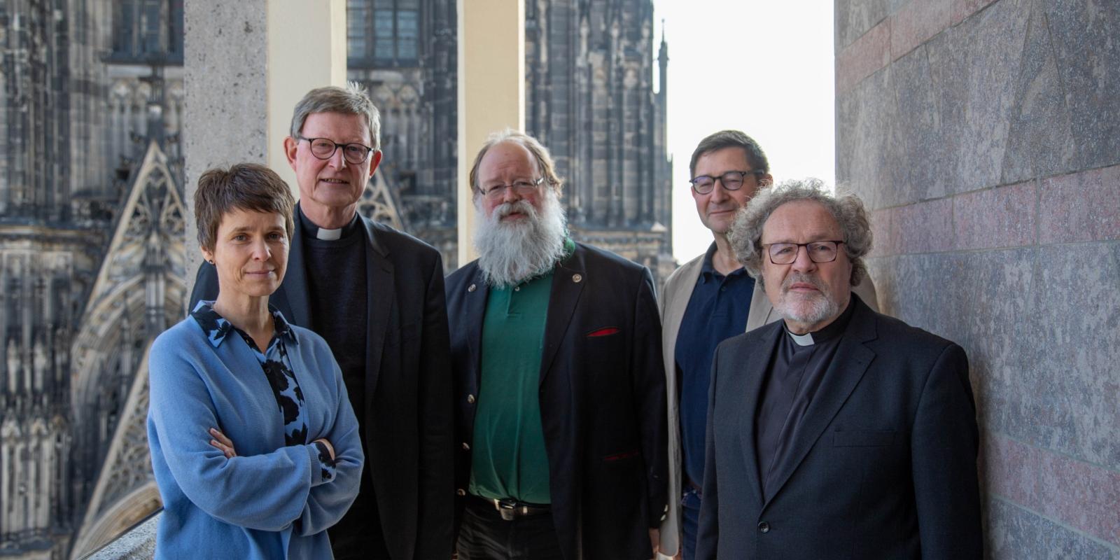 Rainer Maria Kardinal Woelki mit Vera Krause, Michael Haensch, Frank Reintgen und Weihbischof Rolf Steinhäuser bei der Pressekonferenz zur Diözsansynodalen Versammlung zur Weltsynode am 2. Mai 2022