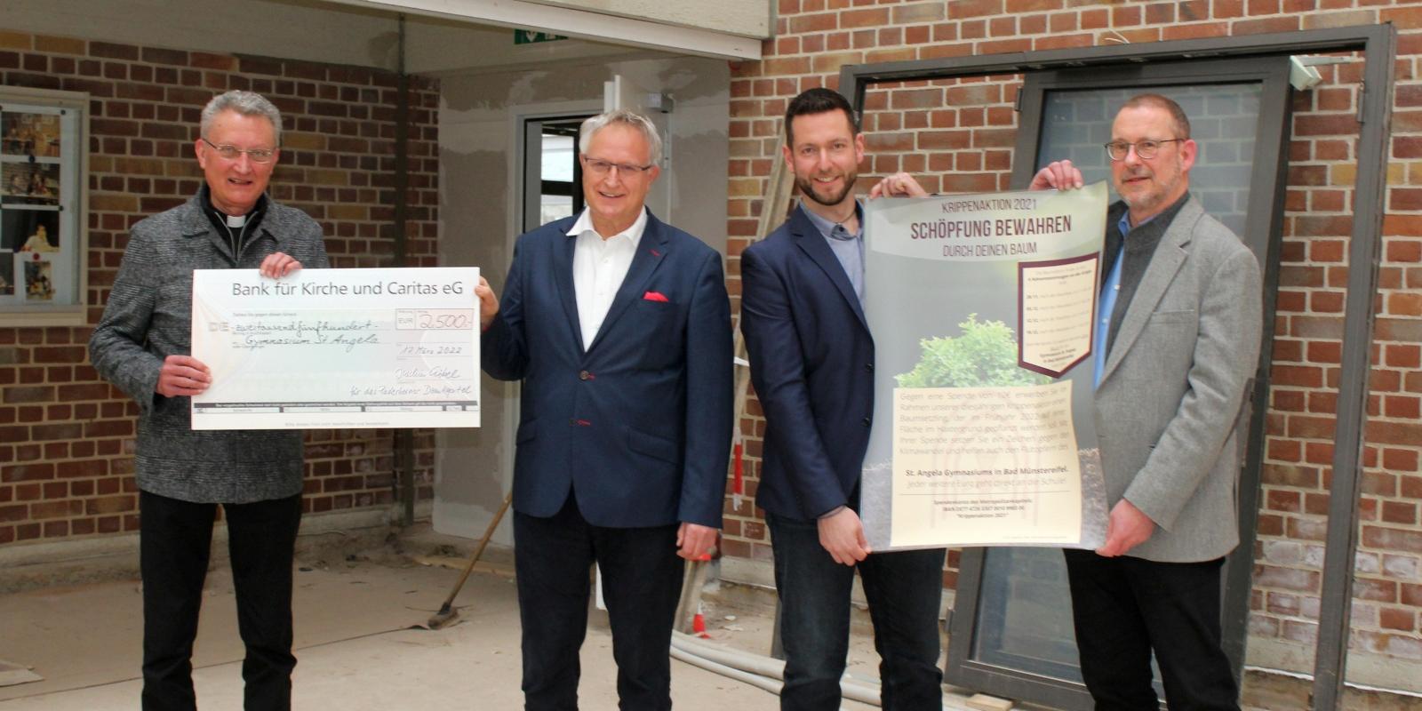 Am 17.03.2022 wurde am Erzb. St.-Angela-Gymnasium in Bad Münstereifel von dem Paderborner Domprobst Joachim Göbel ein Spendenscheck für die von der Flut in erheblichem Ausmaß zerstörte Schule überreicht.
(v.l.) Monsignore Joachim Göbel, Schulleiter Bernhard Helfer, 
Referent des Metropolitankapitels Alexandros Sarmas und Öffentlichkeitsbeautragter des SAG Bruno Hofer