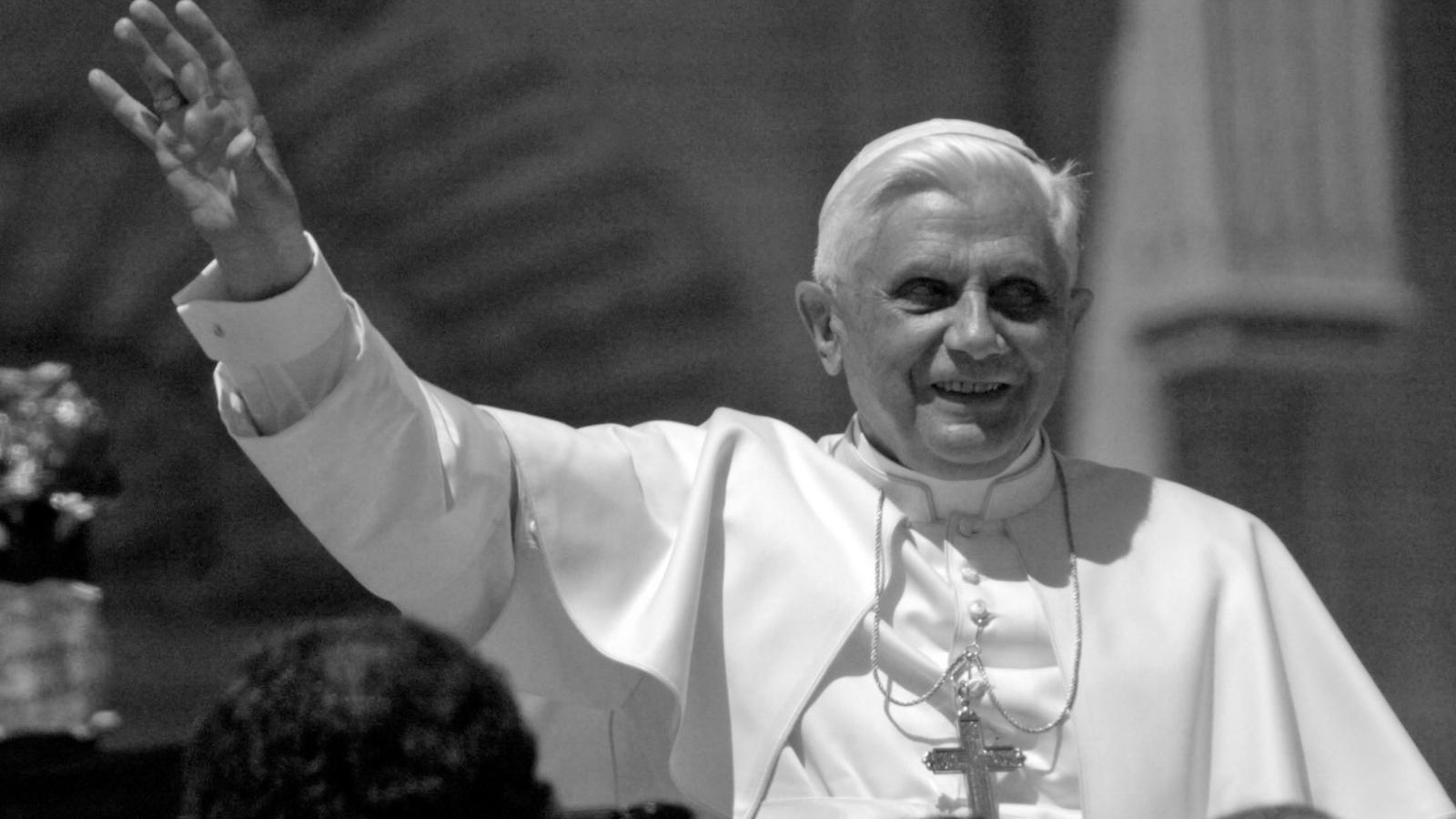Generalaudienz mit Papst Benedikt XVI. auf dem Petersplatz in Rom am 27. April 2005.