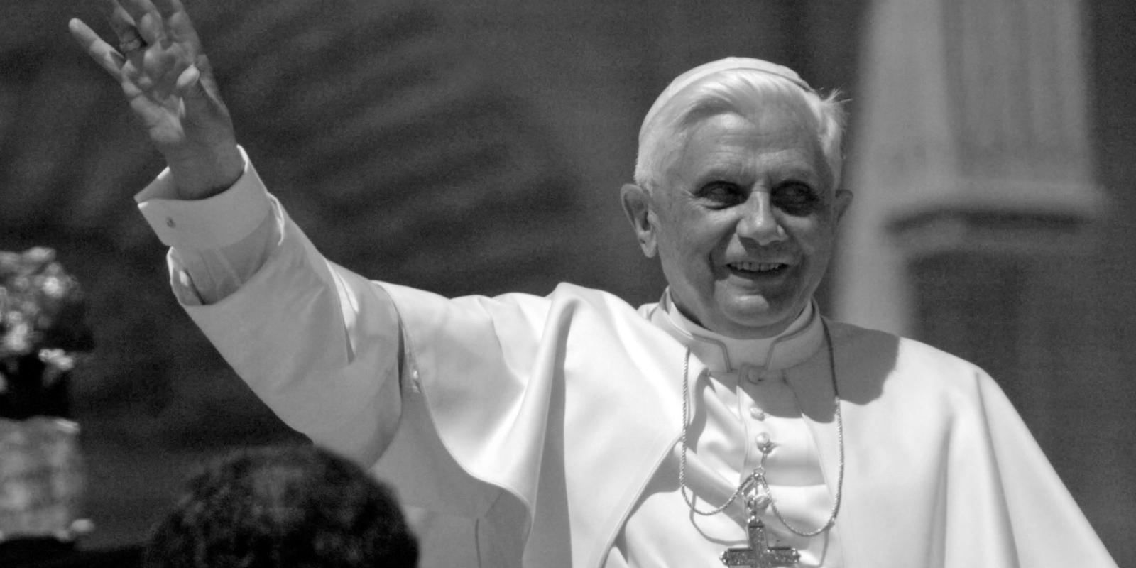 Generalaudienz mit Papst Benedikt XVI. auf dem Petersplatz in Rom am 27. April 2005.