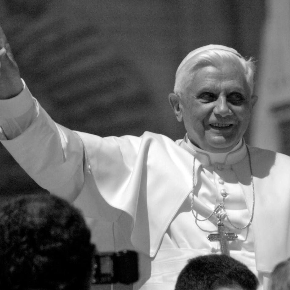 Generalaudienz mit Papst Benedikt XVI. auf dem Petersplatz in Rom am 27. April 2005.