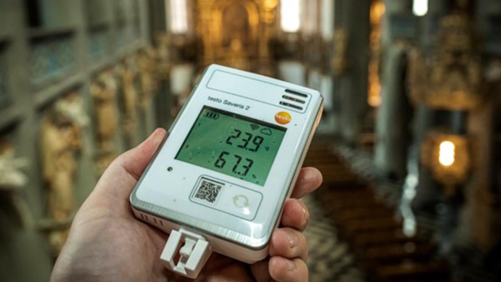 Messung von Temperatur und Luftfeuchtigkeit in einer Kirche.