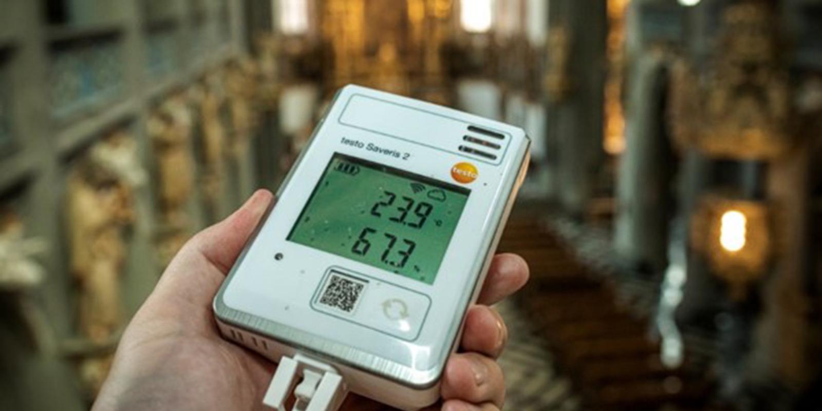 Messung von Temperatur und Luftfeuchtigkeit in einer Kirche.