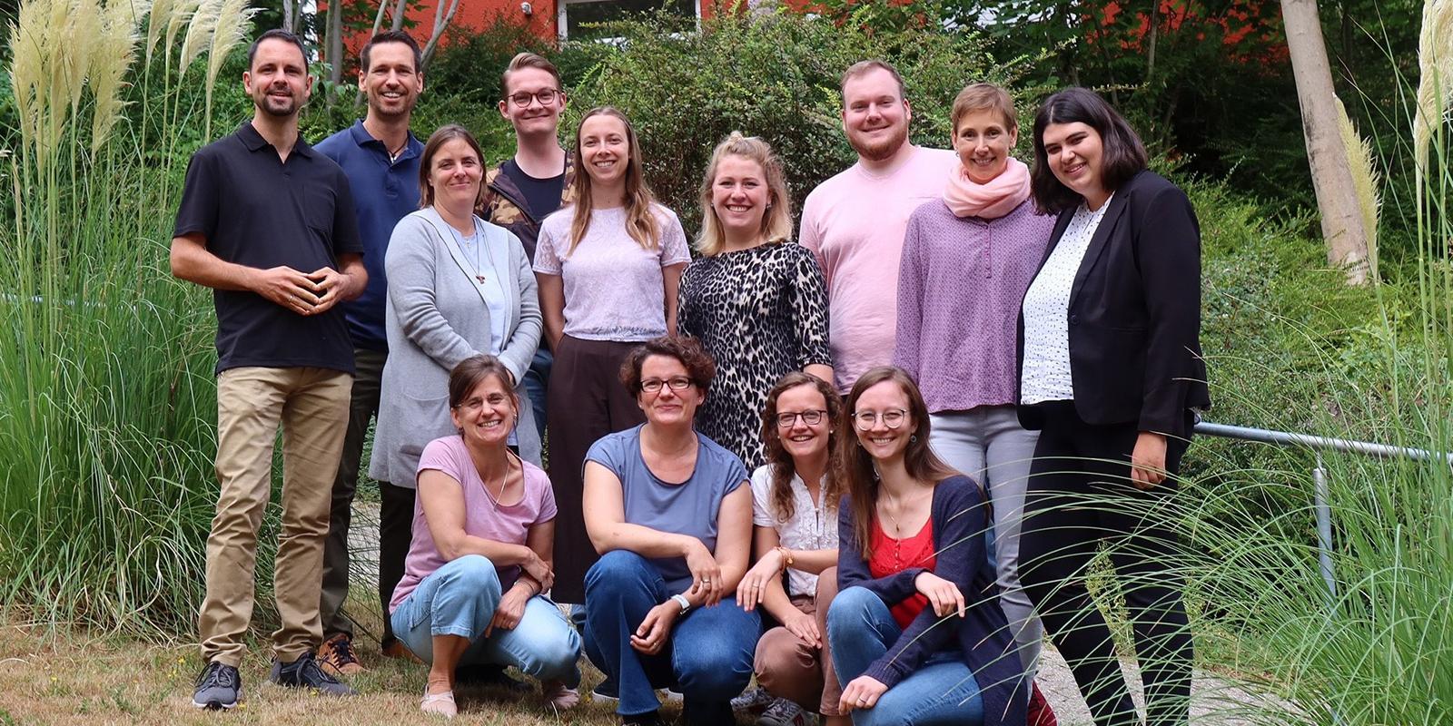 (von rechts nach links) Sonsoles Vera Braun, Eva Merks, Carola Nussbaum, Davis Paetsch, Magdalena Sczuka, Ann-Kathrin Buhl, Anna Zielke, Johanna Küster, Maximilian Sauer, Claudia Heiermeier, Daniela Karydis-Fatnassi, Alexander Linke und Arne Braun