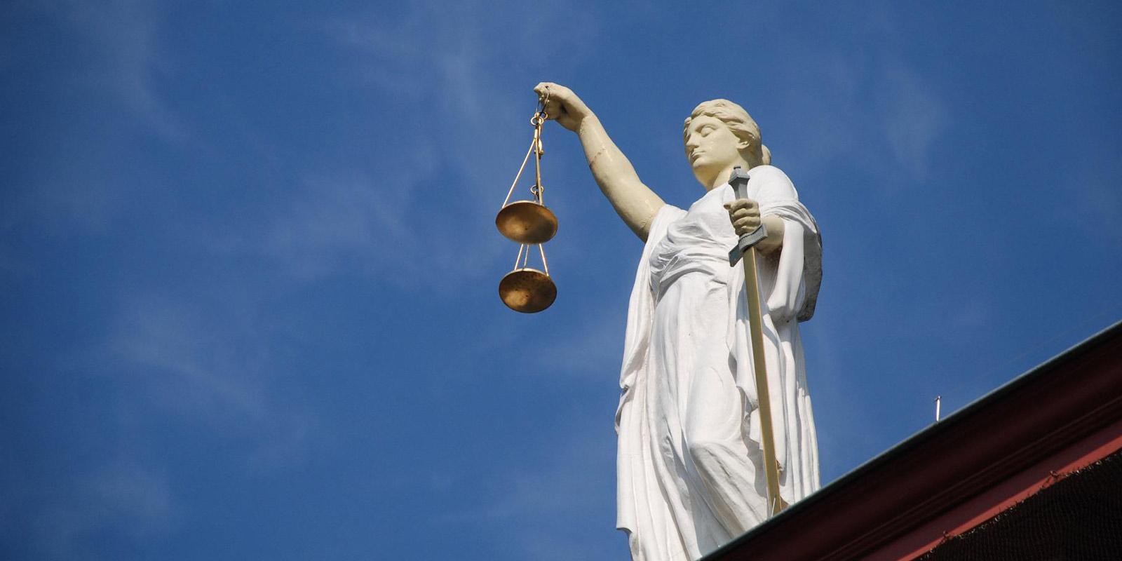 Symbolbild: Justitia mit Waage und Schwert