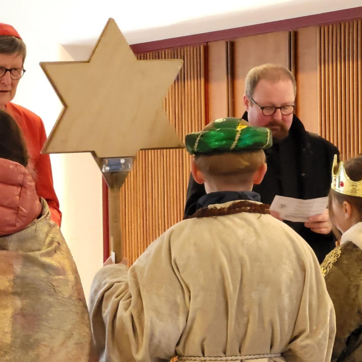 Eine Gruppe Sternsinger besuchte am Dreikönigstag Kardinal Woelki im Erzbischöflichen Haus. Begleitet wurde die Gruppe von Domvikar Joerg Stockem.