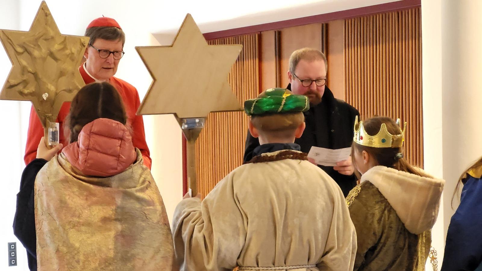 Eine Gruppe Sternsinger besuchte am Dreikönigstag Kardinal Woelki im Erzbischöflichen Haus. Begleitet wurde die Gruppe von Domvikar Joerg Stockem.