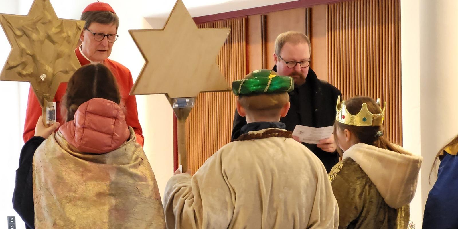 Eine Gruppe Sternsinger besuchte am Dreikönigstag Kardinal Woelki im Erzbischöflichen Haus. Begleitet wurde die Gruppe von Domvikar Joerg Stockem.