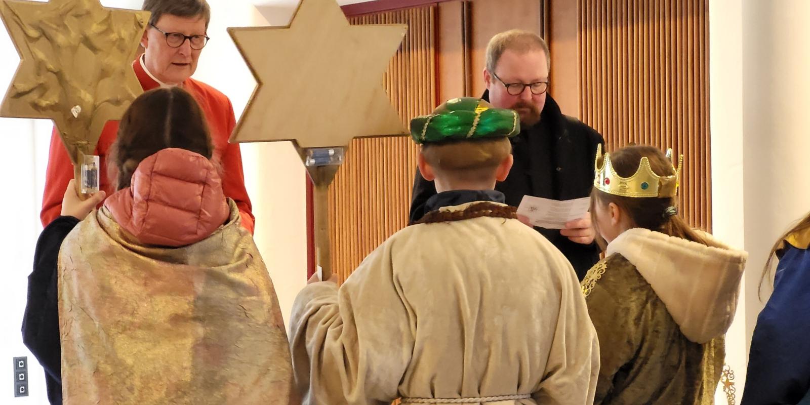 Eine Gruppe Sternsinger besuchte am Dreikönigstag Kardinal Woelki im Erzbischöflichen Haus. Begleitet wurde die Gruppe von Domvikar Joerg Stockem.