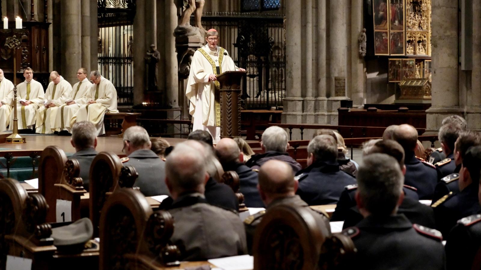 Anlässlich des Weltfriedenstags 2023 feierte Erzbischof Rainer Maria Kardinal Woelki im Kölner Dom den Internationalen Soldatengottesdienst mit hunderten Soldatinnen und Soldaten.