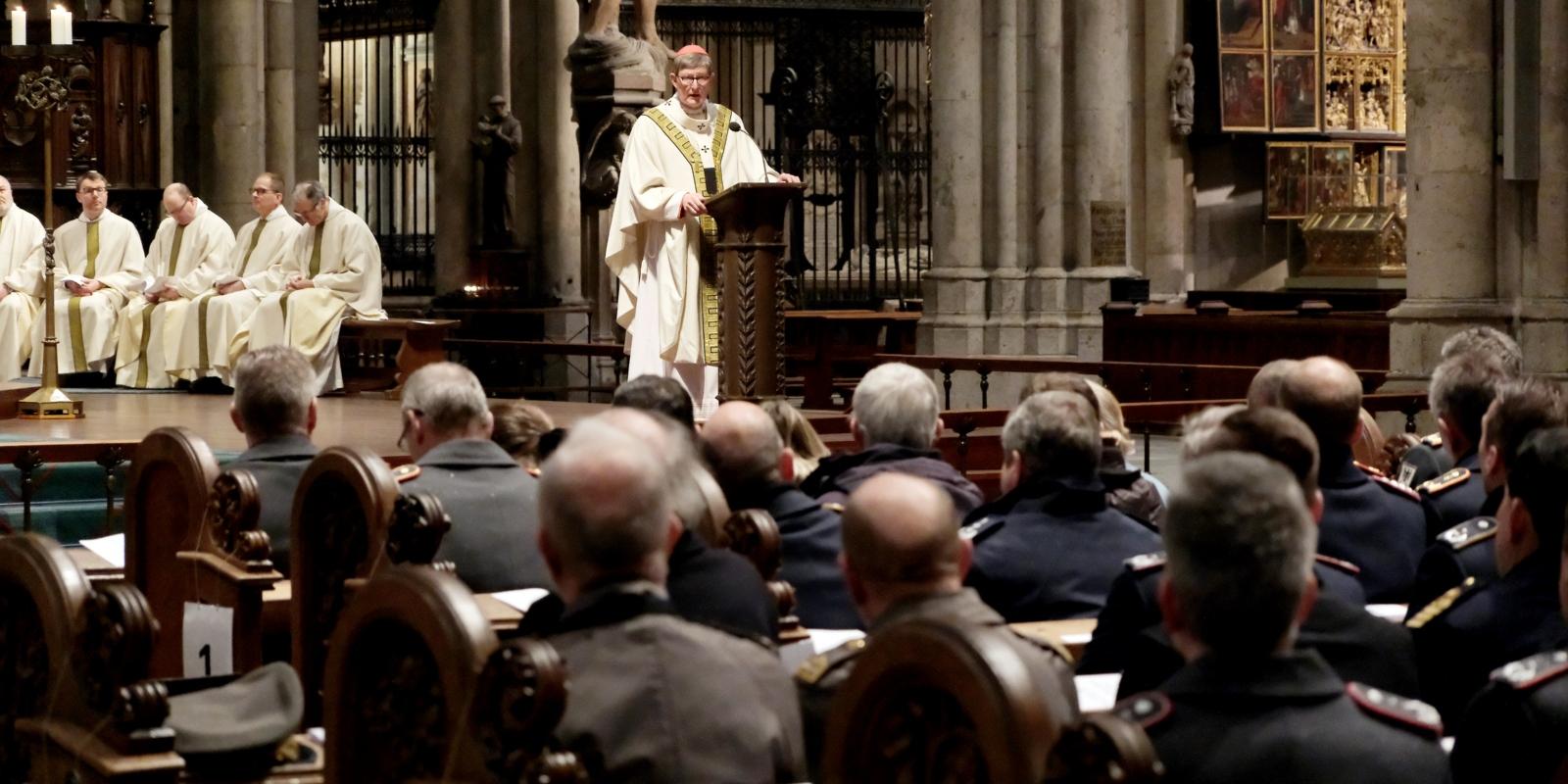 Anlässlich des Weltfriedenstags 2023 feierte Erzbischof Rainer Maria Kardinal Woelki im Kölner Dom den Internationalen Soldatengottesdienst mit hunderten Soldatinnen und Soldaten.