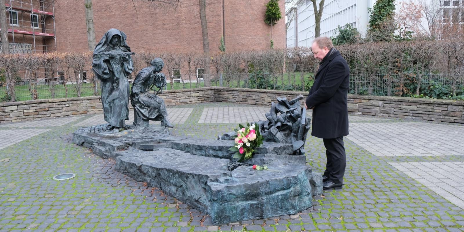 Der Kölner Stadt- und Demdechant Msgr. Robert Kleine betet am Holocaust-Gedenktag am Edith-Stein-Denkmal