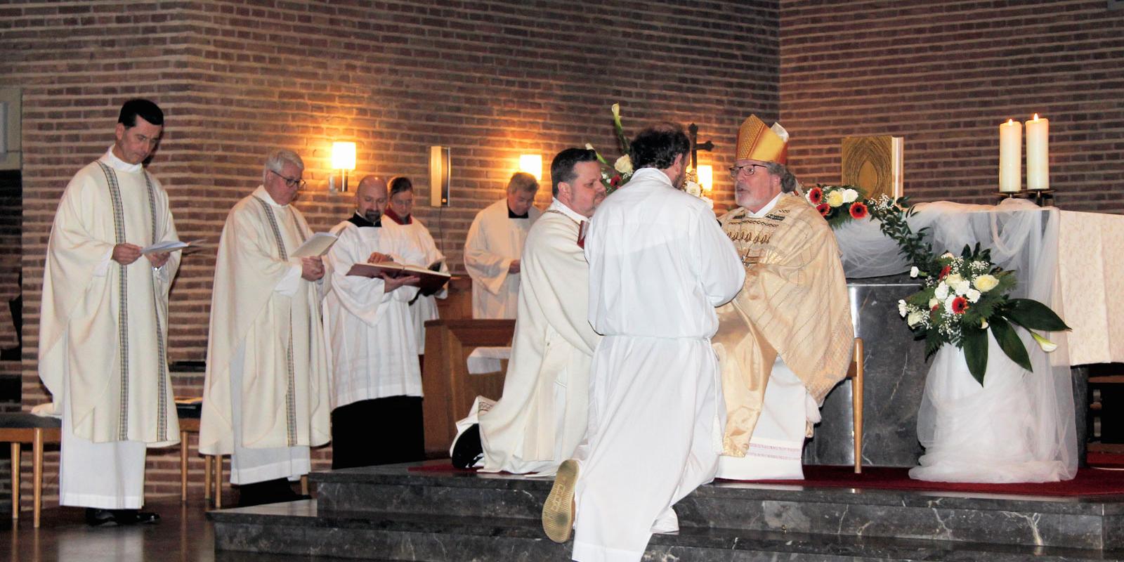 Professor Dr. Klaus von Stosch wurde in der Bonner Kirche St. Hedwig zum Diakon geweiht.