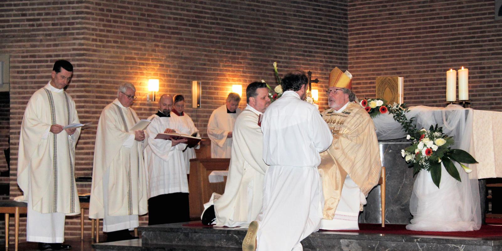 Diakonenweihe von Klaus von Stosch Professor Dr. Klaus von Stosch wurde in der Bonner Kirche St. Hedwig zum Diakon geweiht.