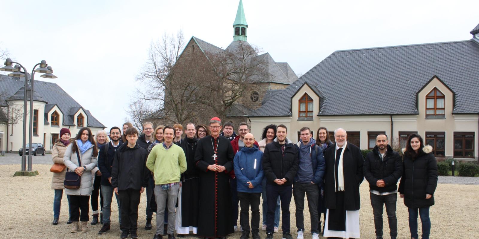 Kardinal Woelki besucht Gebetsgemeinschaft 'Brennende Herzen' in Zisterzienserkloster in Bochum-Stiepel. Mit rund 20 Jugendlichen feierte der Kölner Erzbischof die Heilige Messe mit Anbetung. Anschließend fand ein Impulsvortrag statt.