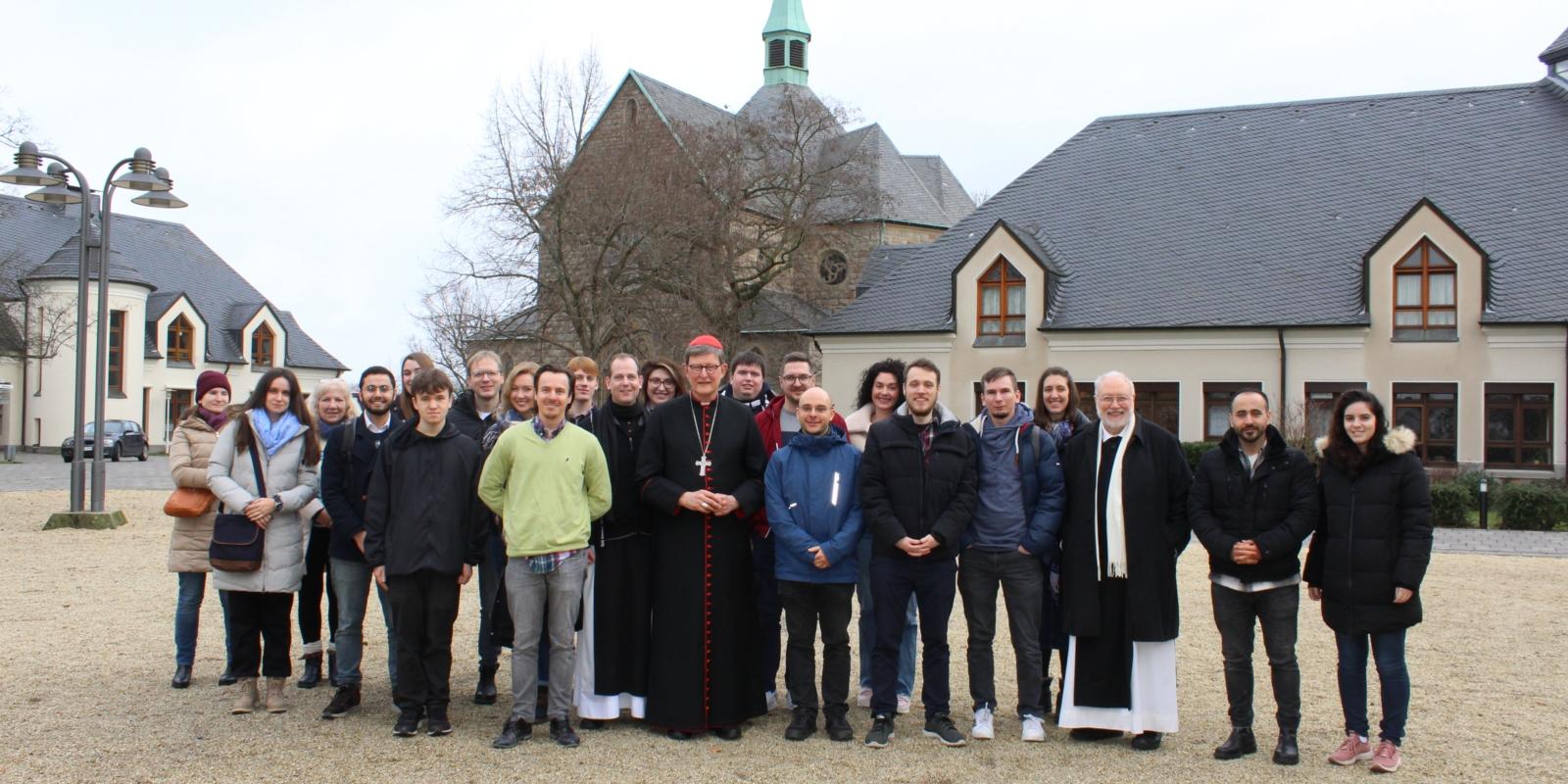 Kardinal Woelki besucht Gebetsgemeinschaft 'Brennende Herzen' in Zisterzienserkloster in Bochum-Stiepel. Mit rund 20 Jugendlichen feierte der Kölner Erzbischof die Heilige Messe mit Anbetung. Anschließend fand ein Impulsvortrag statt.