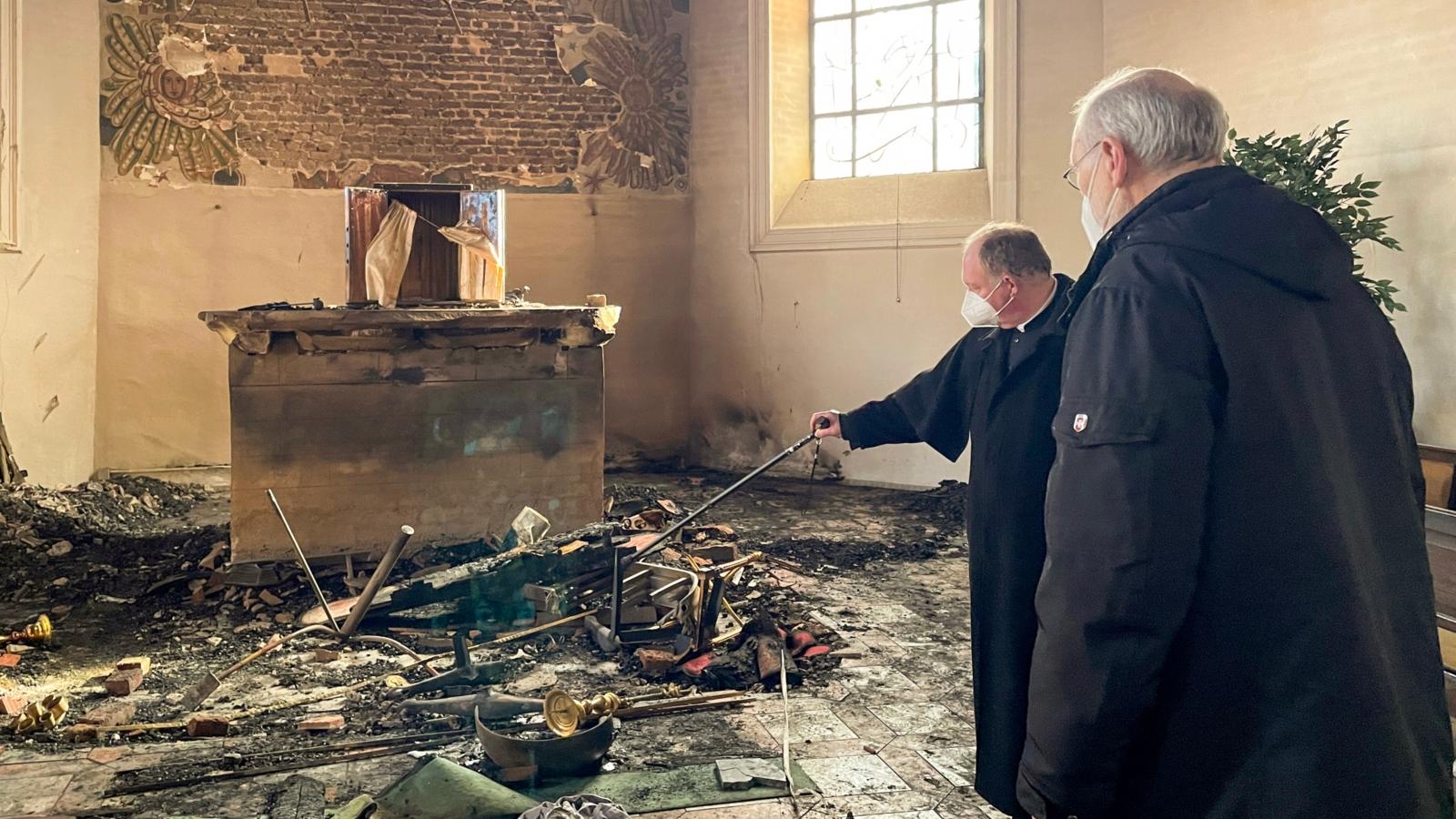 Nach dem Brandanschlag auf die Kreuzerhöhungskirche in Wissen am 10.2.2023 verschafft sich Weihbischof Ansgar Puff einen ersten EIndruck und spendet vor Ort Trost. Auf dem Bild sind Pfarrer Martin Kürten, Weihbischof Puff und Bürgermeister Berno Neuhoff.