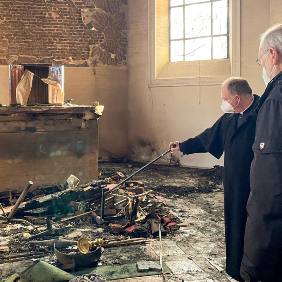 Nach dem Brandanschlag auf die Kreuzerhöhungskirche in Wissen am 10.2.2023 verschafft sich Weihbischof Ansgar Puff einen ersten EIndruck und spendet vor Ort Trost. Auf dem Bild sind Pfarrer Martin Kürten, Weihbischof Puff und Bürgermeister Berno Neuhoff.