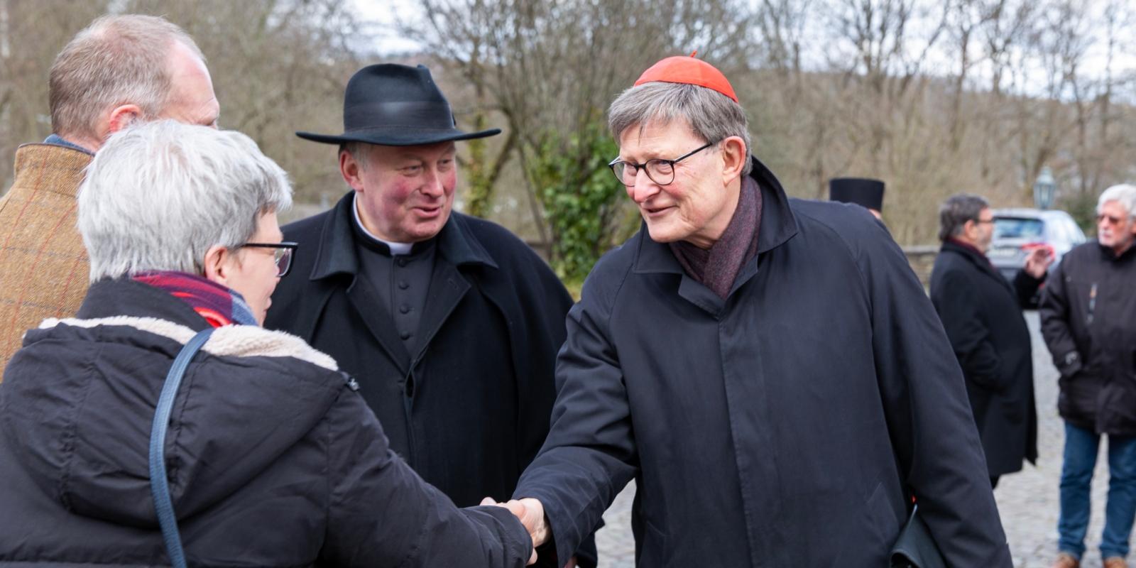 Am 26. Februar 2023 hat Erzbischof Rainer Maria Kardinal Woelki die Pfarrgemeinde in Wissen besucht. Er spendete Trost nach der Brandstiftung in der Kreuzerhöhungskirche und feierte die Messe in der Kirche St. Katharina in Wissen (Schönstein).