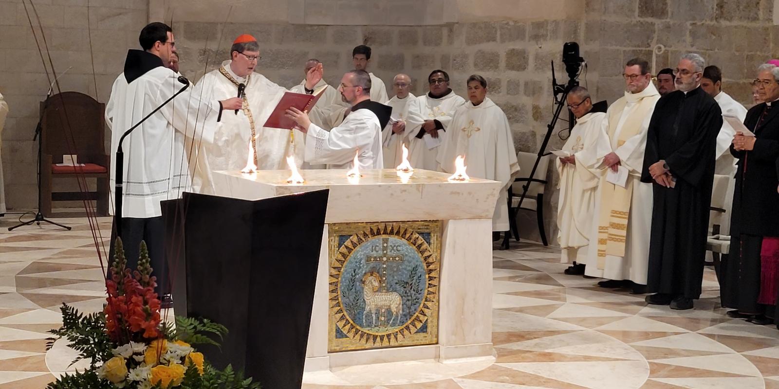 Kardinal Woelki weiht den Altar in der Dormitio Abtei in Jerusalem. (21.03.2023)