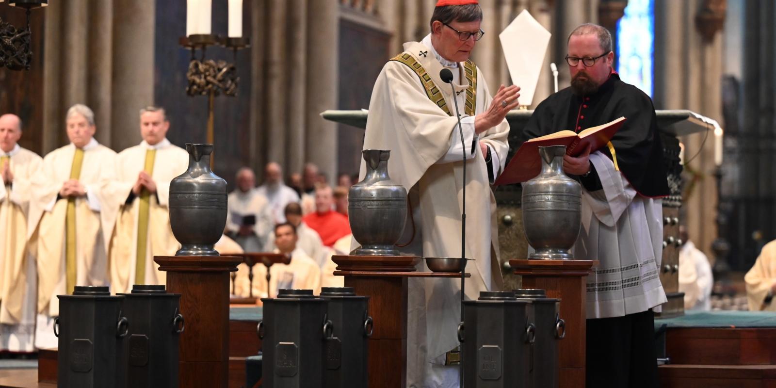 Katechumenenöl, Chrisam und das Öl für die Krankensalbung hat Kardinal Woelki im Kölner Dom am 3. April 2023 für das ganze Erzbistum geweiht.