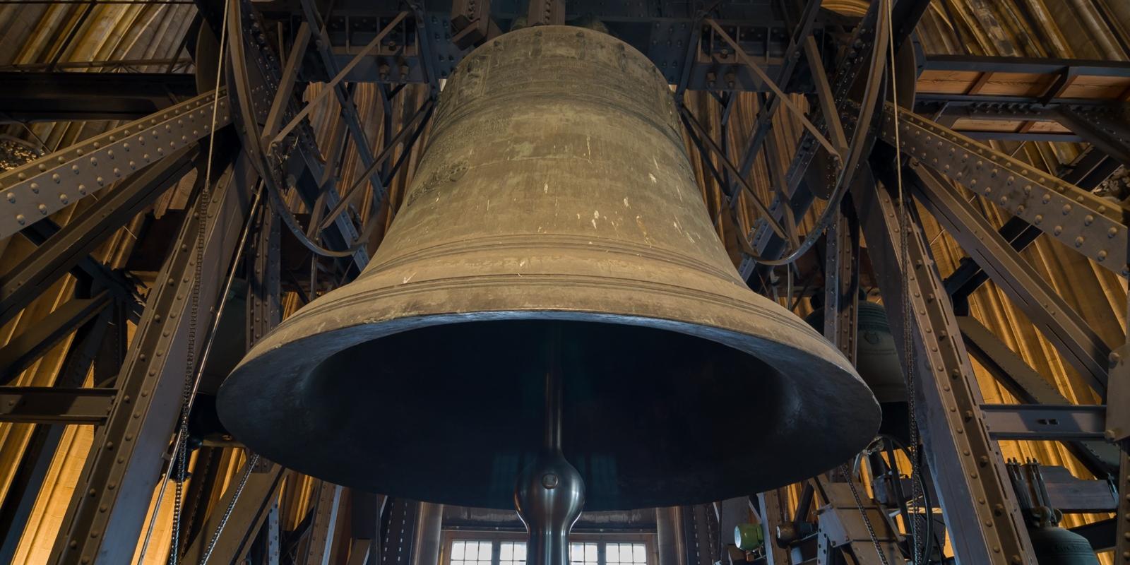 Die Petersglocke im Kölner Dom Die Petersglocke, auch Decke Pitter genannt, im Kölner Dom.
