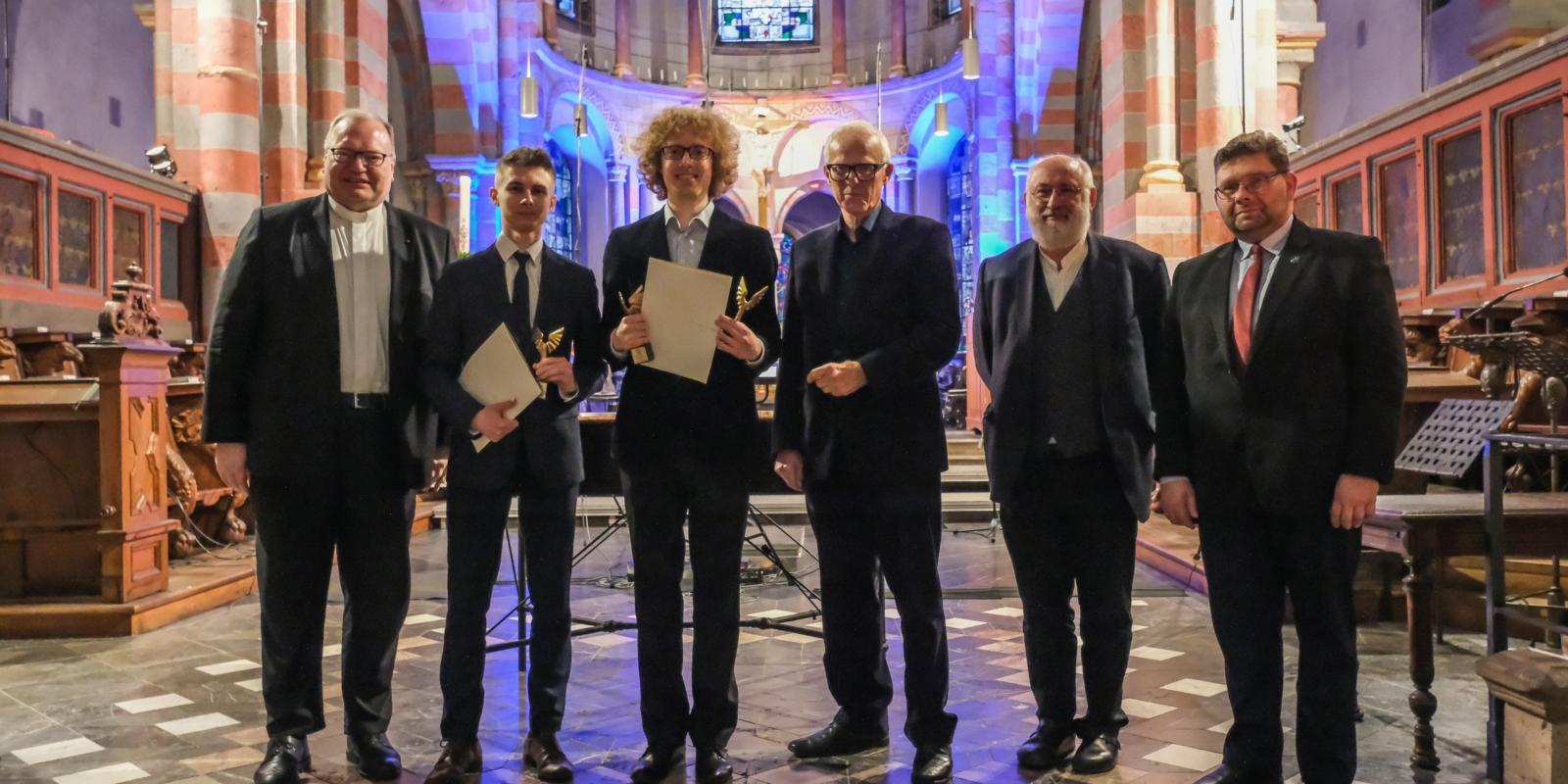 Domkapitular Monsignore Markus Bosbach (von links), die Preisträger Pawel Konkol und Aleksandar Jan Szopa, Ministerpräsident a.d. Prof. Dr. Jürgen Rüttgers, Erzdiözesankirchenmusikdirektor Professor Richard Mailänder und Prof. Dr. Pawel Lukaszweski.