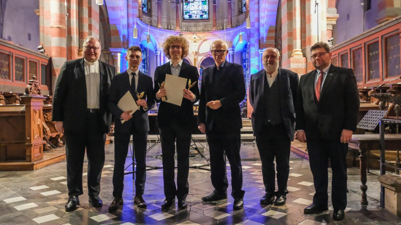 Domkapitular Monsignore Markus Bosbach (von links), die Preisträger Pawel Konkol und Aleksandar Jan Szopa, Ministerpräsident a.d. Prof. Dr. Jürgen Rüttgers, Erzdiözesankirchenmusikdirektor Professor Richard Mailänder und Prof. Dr. Pawel Lukaszweski.