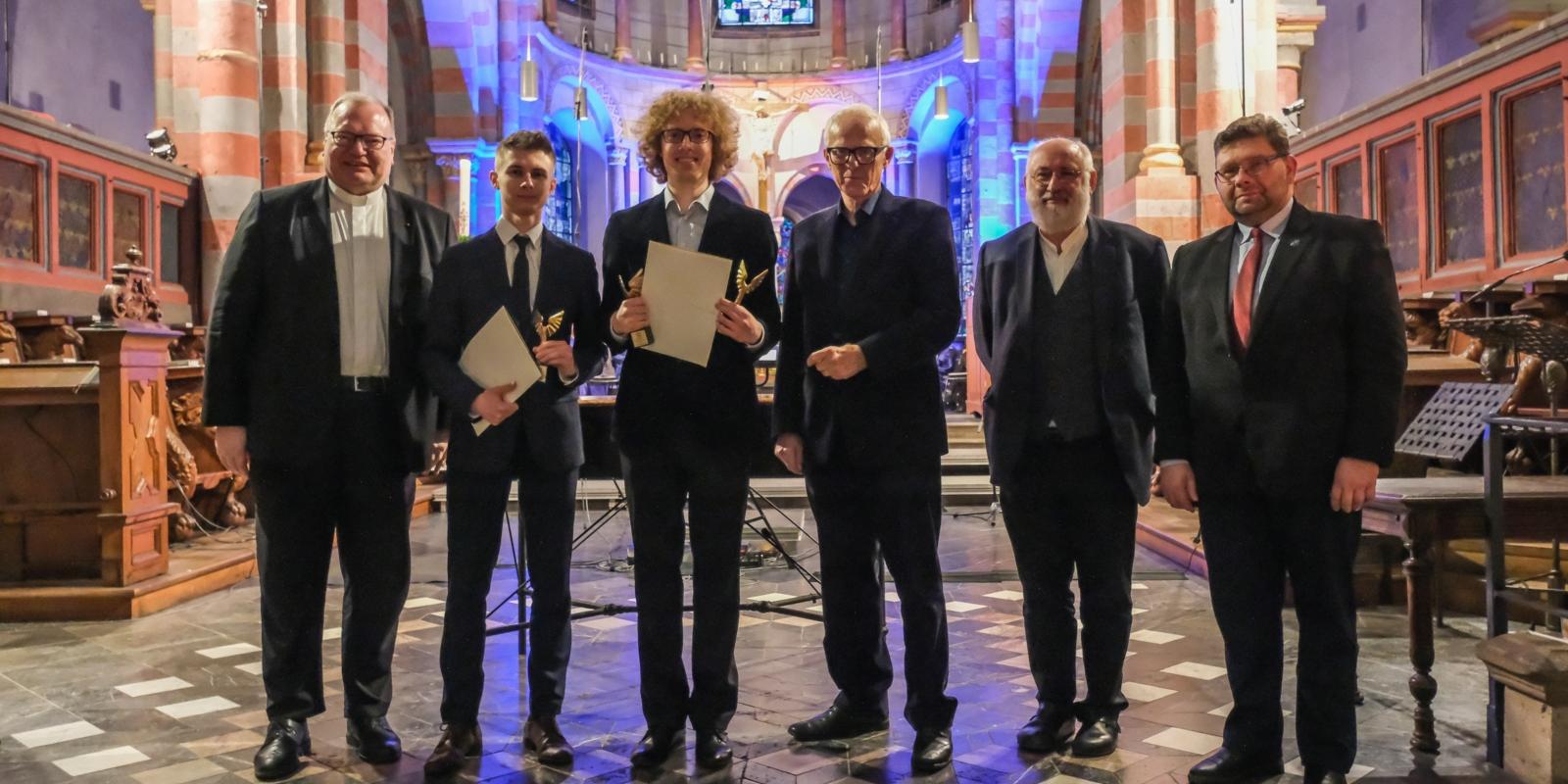 Domkapitular Monsignore Markus Bosbach (von links), die Preisträger Pawel Konkol und Aleksandar Jan Szopa, Ministerpräsident a.d. Prof. Dr. Jürgen Rüttgers, Erzdiözesankirchenmusikdirektor Professor Richard Mailänder und Prof. Dr. Pawel Lukaszweski.