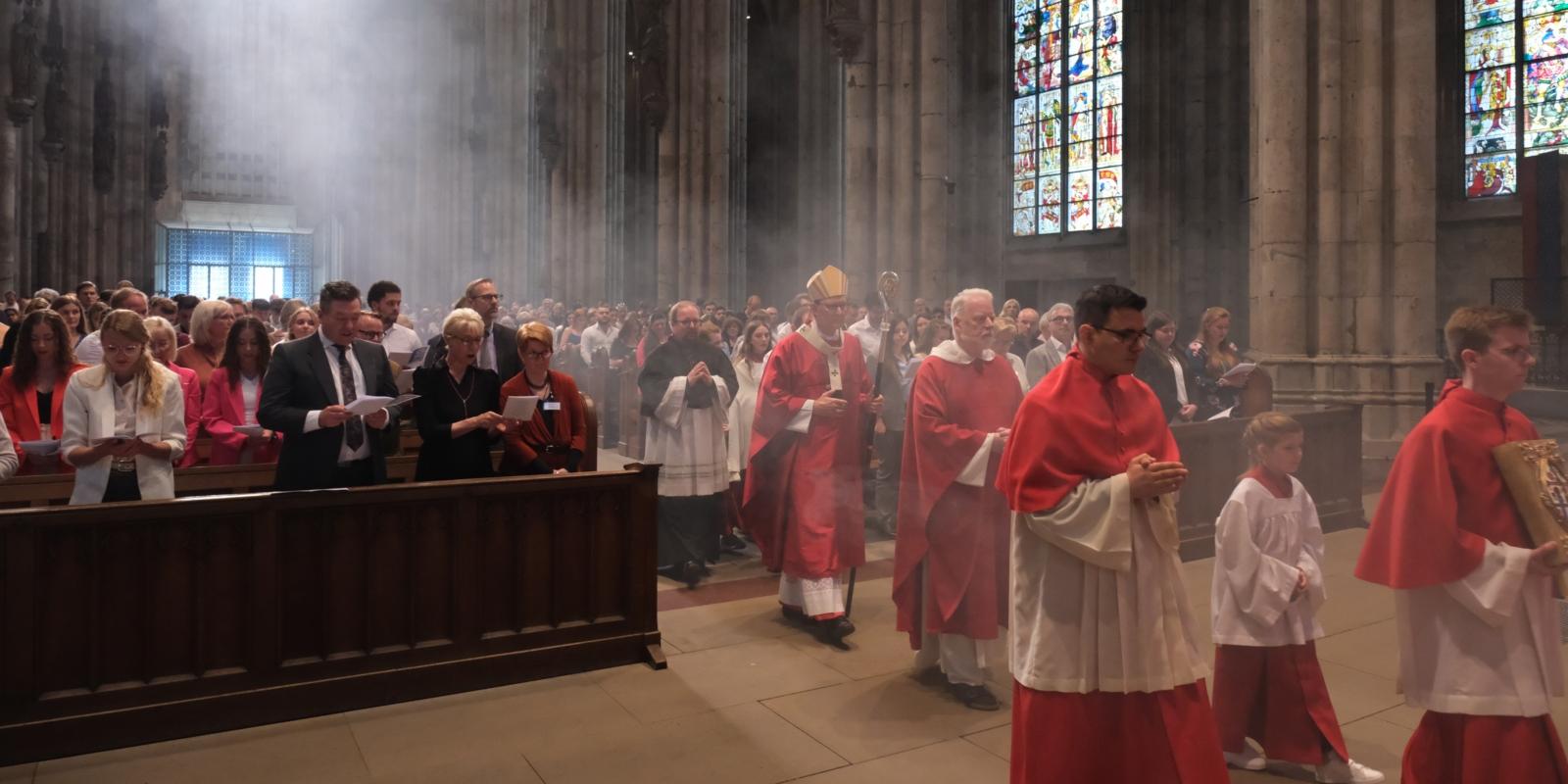 In einem feierlichen Gottesdienst spendete Erzbischof Rainer Maria Kardinal Woelki 67 Erwachsenen das Sakrament der Firmung.