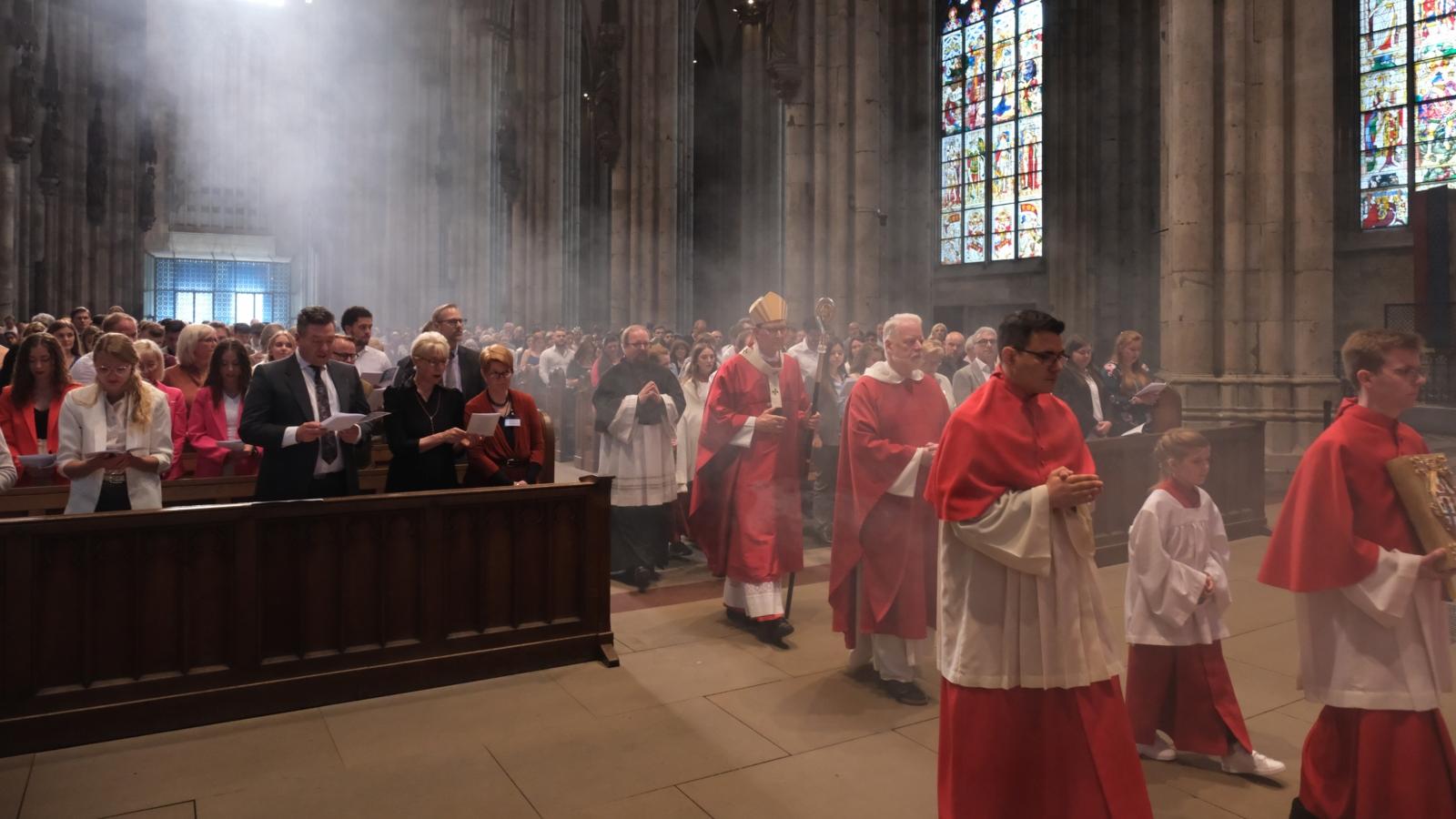 In einem feierlichen Gottesdienst spendete Erzbischof Rainer Maria Kardinal Woelki 67 Erwachsenen das Sakrament der Firmung.