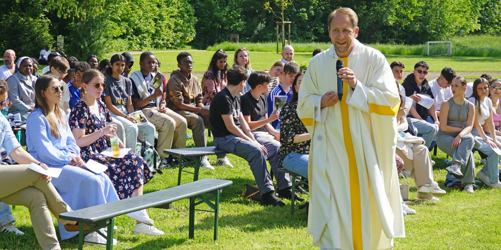 Messe mit gut 200 jungen Menschen aus verschiedenen internationalen Gemeinden des Erzbistums Köln am 27.05.2023