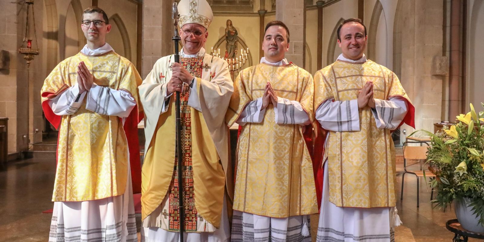 Am Sonntag, 4. Juni 2023 wurden drei Seminaristen von Weihbischof Schwaderlapp zu Diakonen geweiht. Die Weihe fand in der Pfarrkirche St. Marien in Neuss statt.
