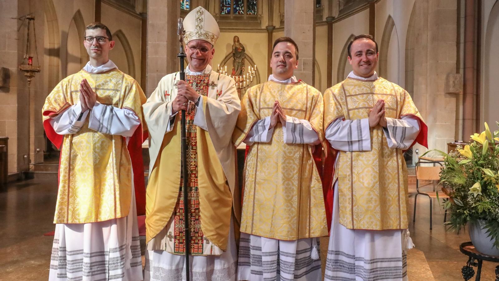 Am Sonntag, 4. Juni 2023 wurden drei Seminaristen von Weihbischof Schwaderlapp zu Diakonen geweiht. Die Weihe fand in der Pfarrkirche St. Marien in Neuss statt.