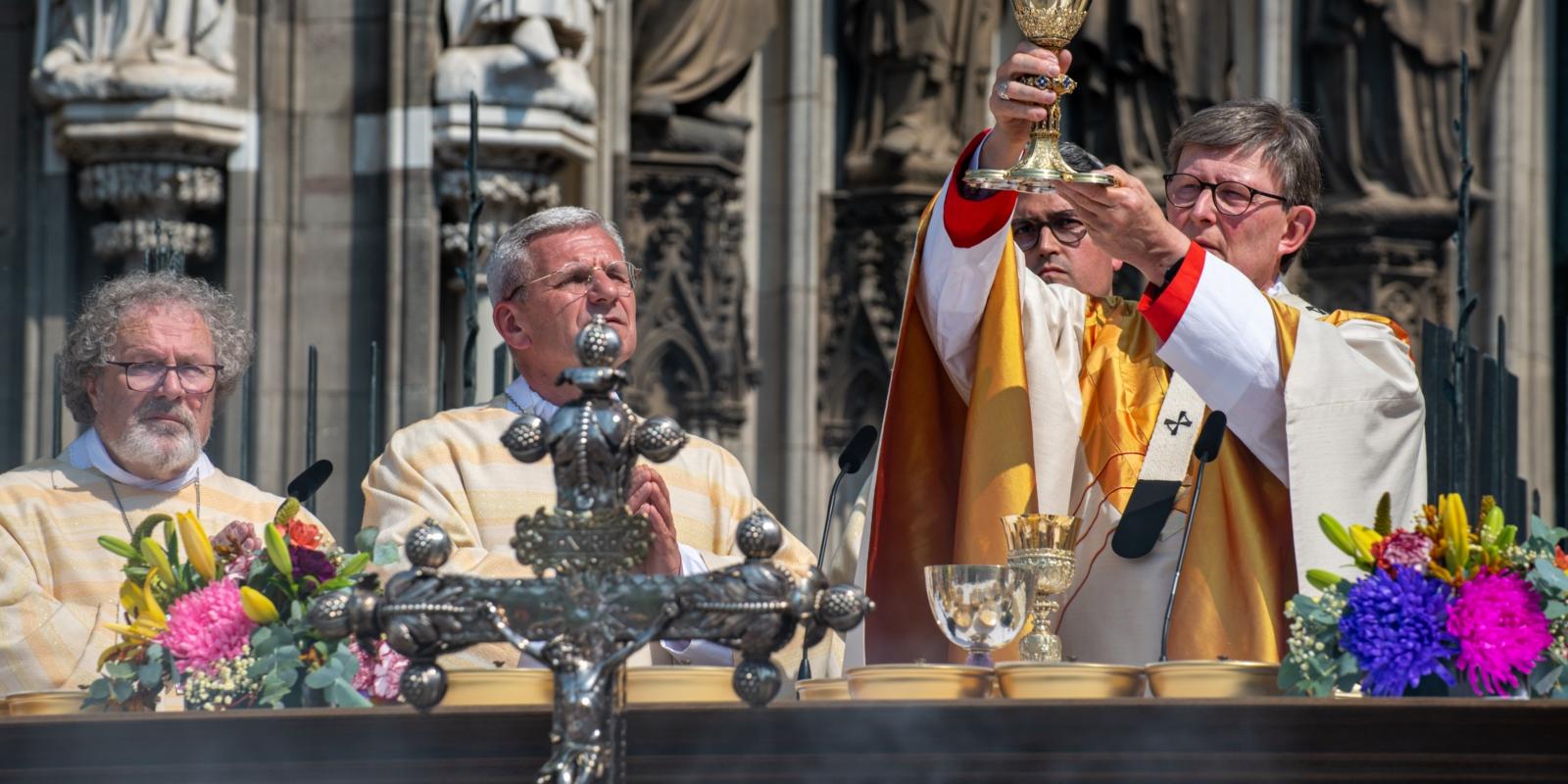 Pontifikalamt zu Fronleichnam auf dem Roncalliplatz in Köln. Erzbischof Rainer Maria Kardinal Woelki zelebriert das Pontifikalamt zu Fronleichnam auf dem Roncalliplatz vor dem Südportal des Kölner Doms.