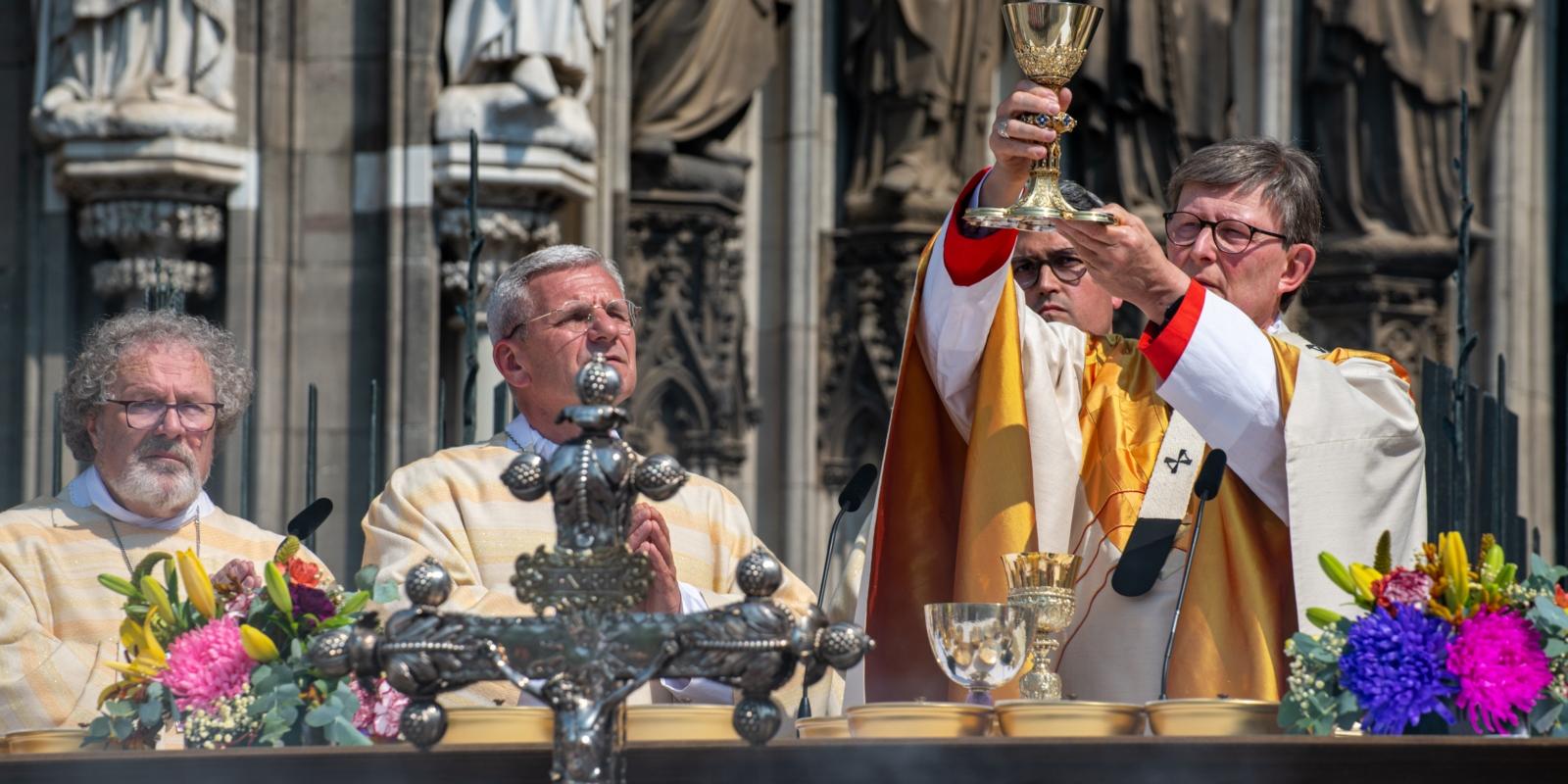 Erzbischof Rainer Maria Kardinal Woelki zelebriert das Pontifikalamt zu Fronleichnam auf dem Roncalliplatz vor dem Südportal des Kölner Doms.