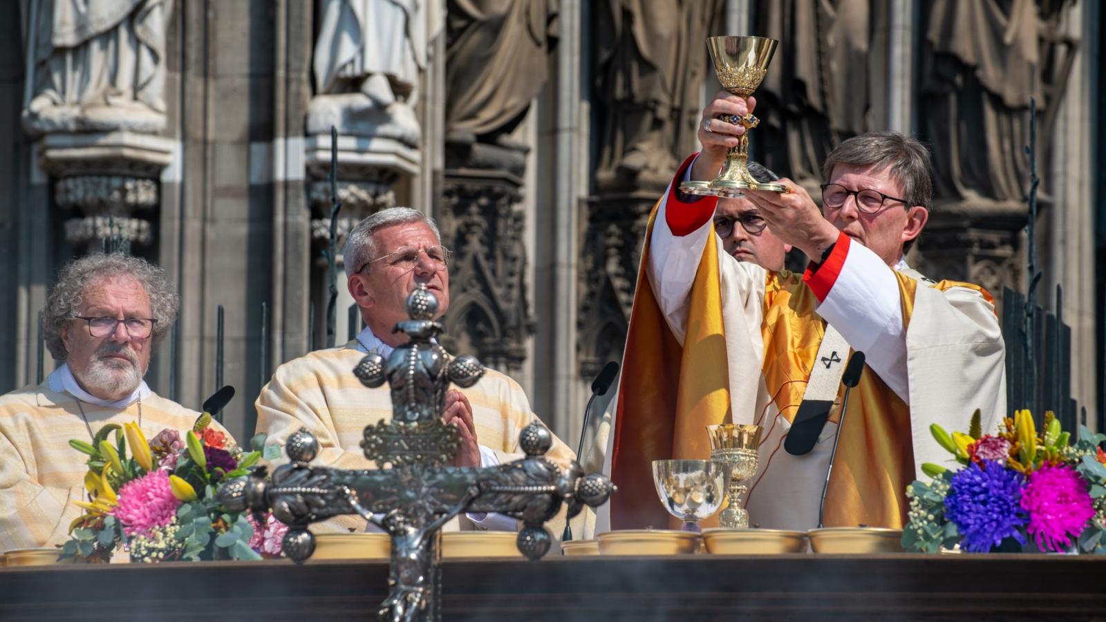 Erzbischof Rainer Maria Kardinal Woelki zelebriert das Pontifikalamt zu Fronleichnam auf dem Roncalliplatz vor dem Südportal des Kölner Doms.