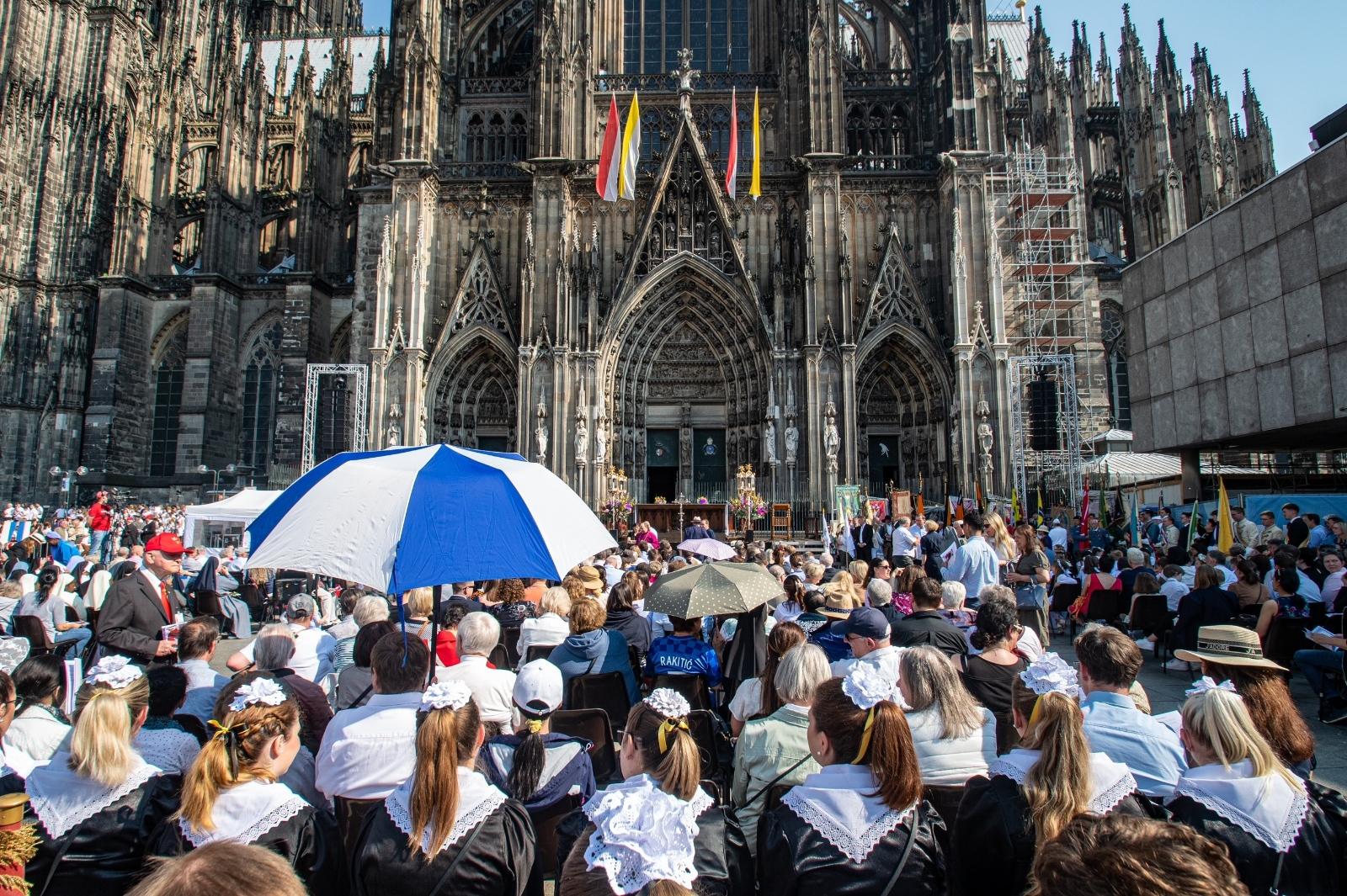 Hunderte Gläubige feierten den Gottesdienst zu Fronleichnam auf dem Roncalliplatz. Erzbischof Rainer Maria Kardinal Woelki zelebriert das Pontifikalamt zu Fronleichnam auf dem Roncalliplatz vor dem Südportal des Kölner Doms.