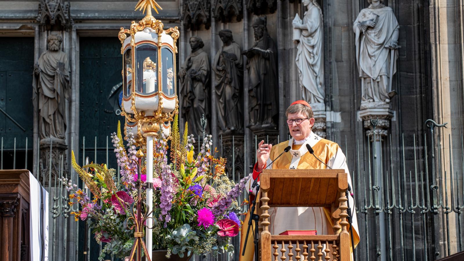 Erzbischof Rainer Maria Kardinal Woelki im Pontifikalamt zu Fronleichnam. Erzbischof Rainer Maria Kardinal Woelki zelebriert das Pontifikalamt zu Fronleichnam auf dem Roncalliplatz vor dem Südportal des Kölner Doms.